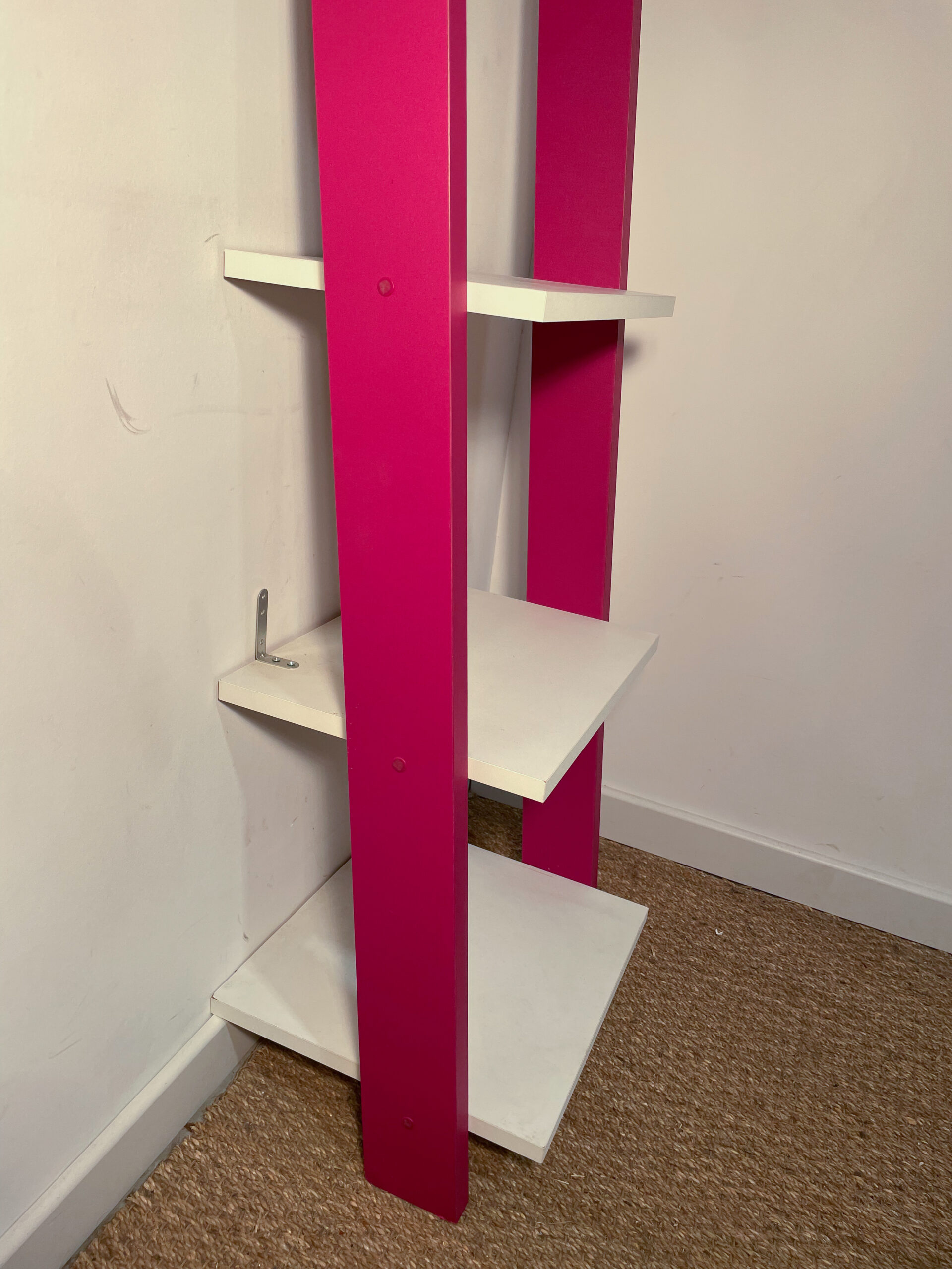 Etagère inclinée blanche et rose – Image 3