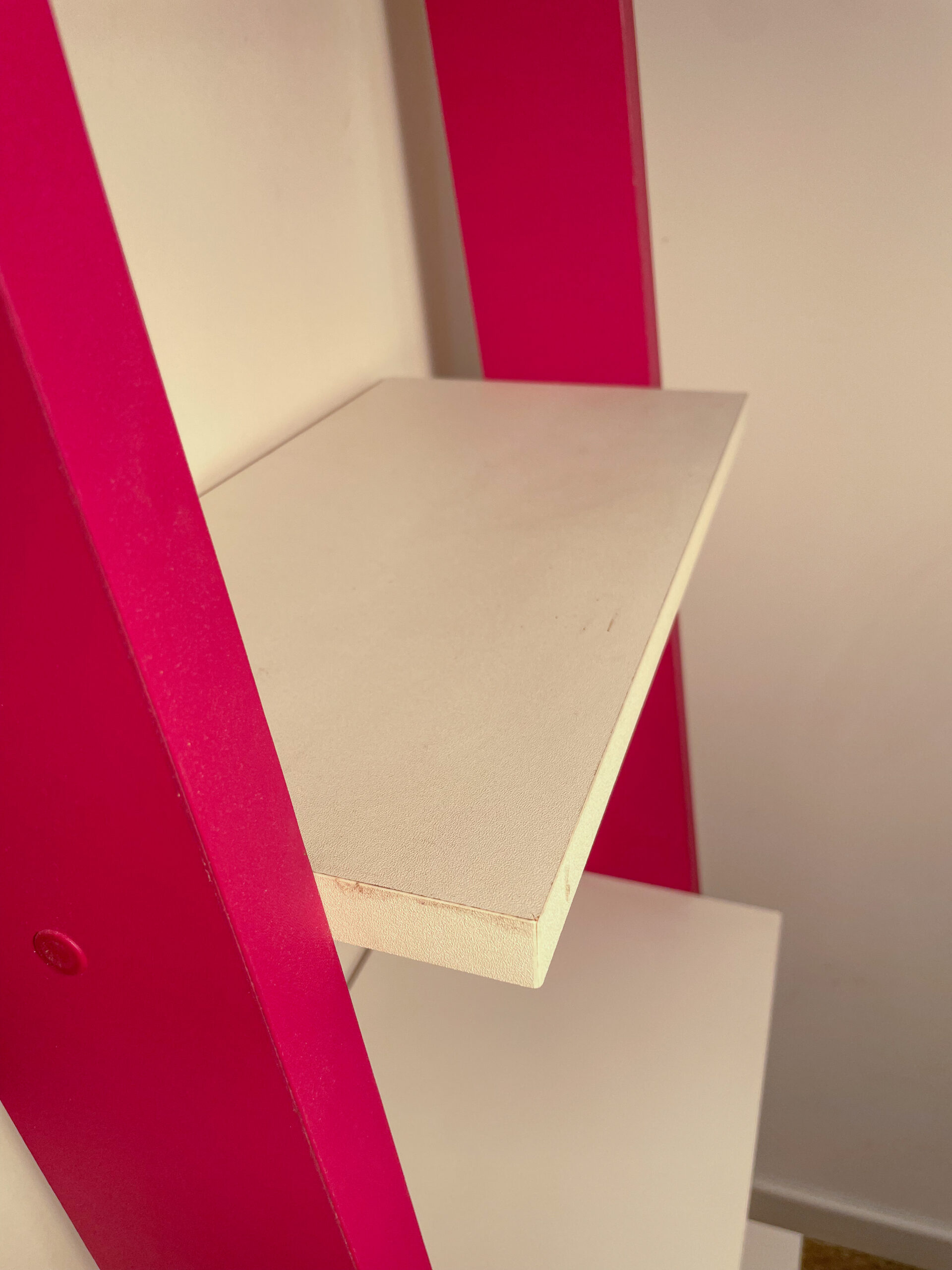 Etagère inclinée blanche et rose – Image 5