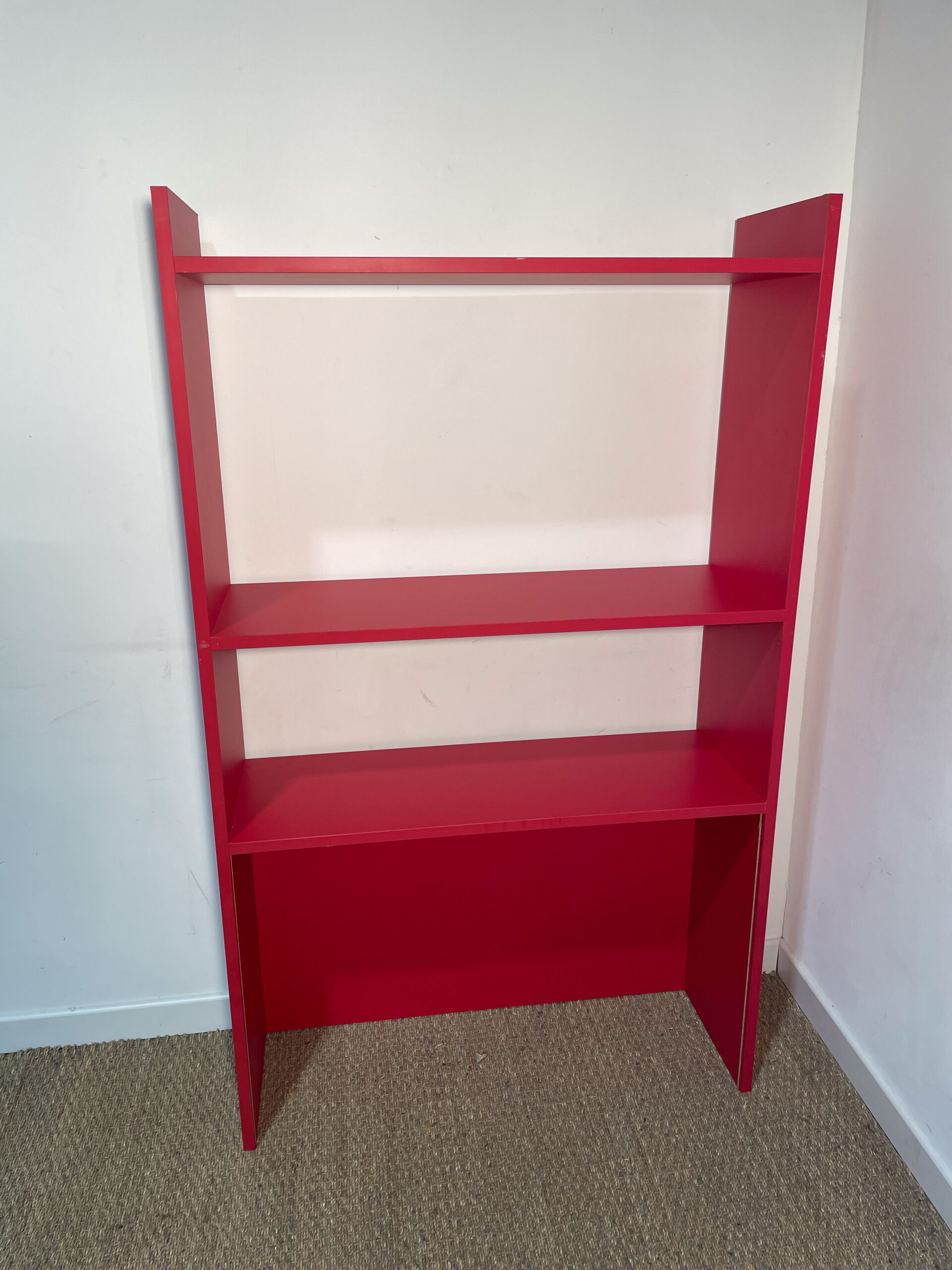 Etagère bibliothèque en bois rouge – Image 2