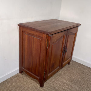 Petit buffet à portes en bois foncé