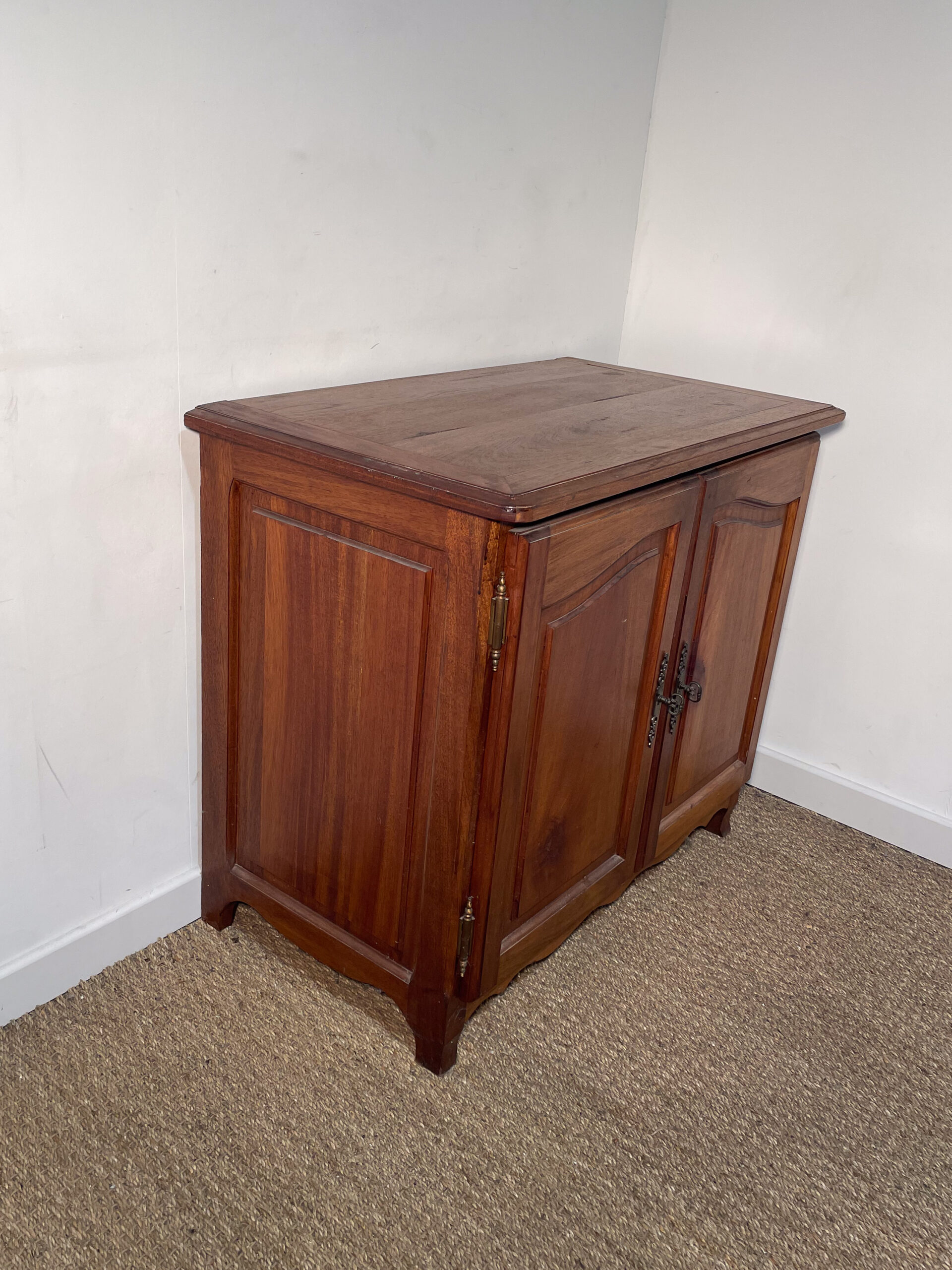 Petit buffet à portes en bois foncé