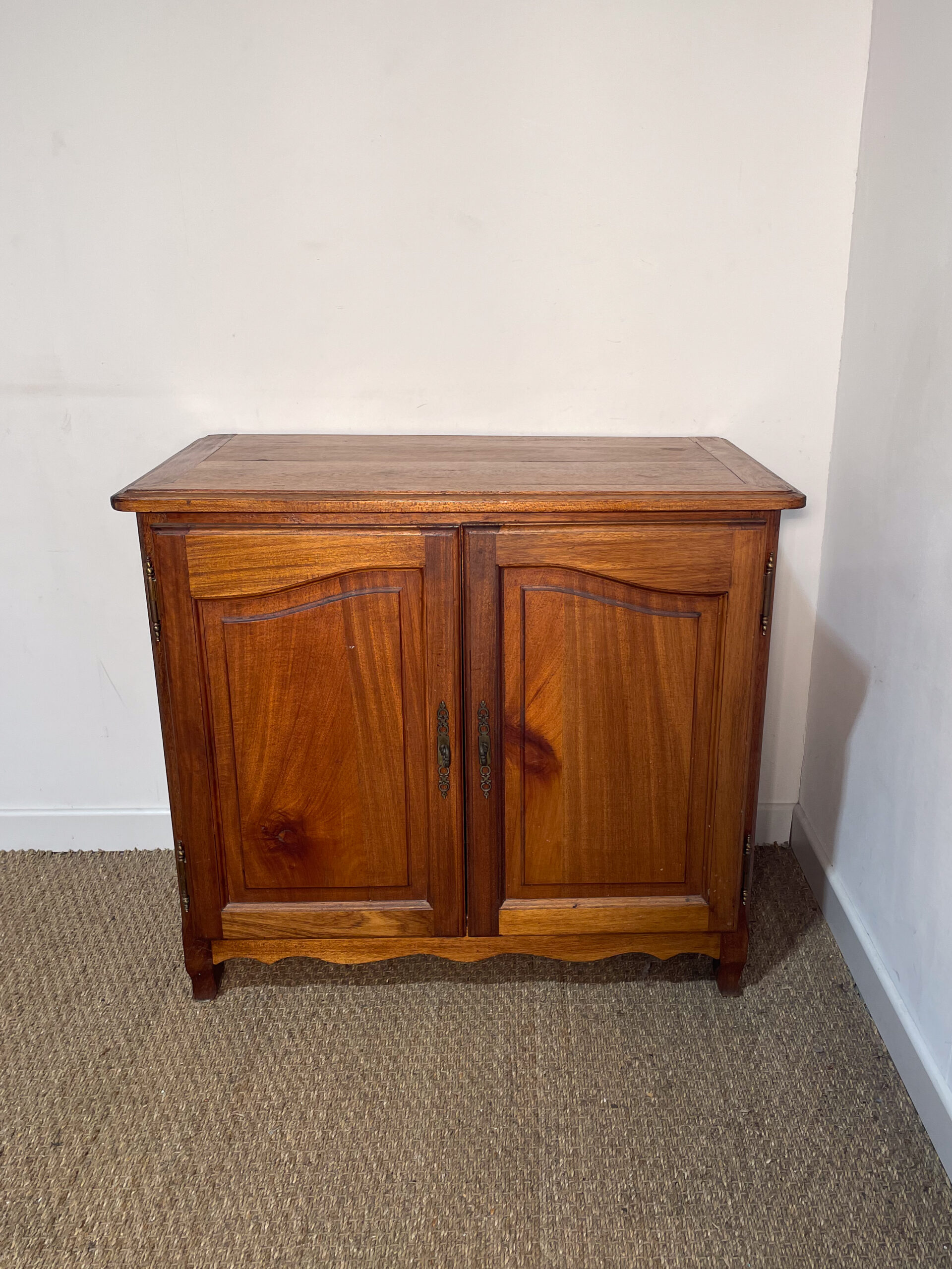 Petit buffet à portes en bois foncé – Image 2