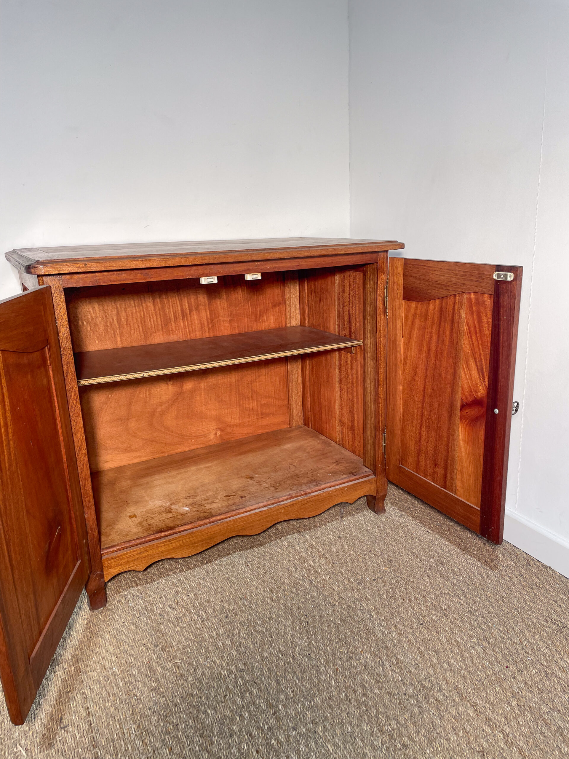 Petit buffet à portes en bois foncé – Image 3