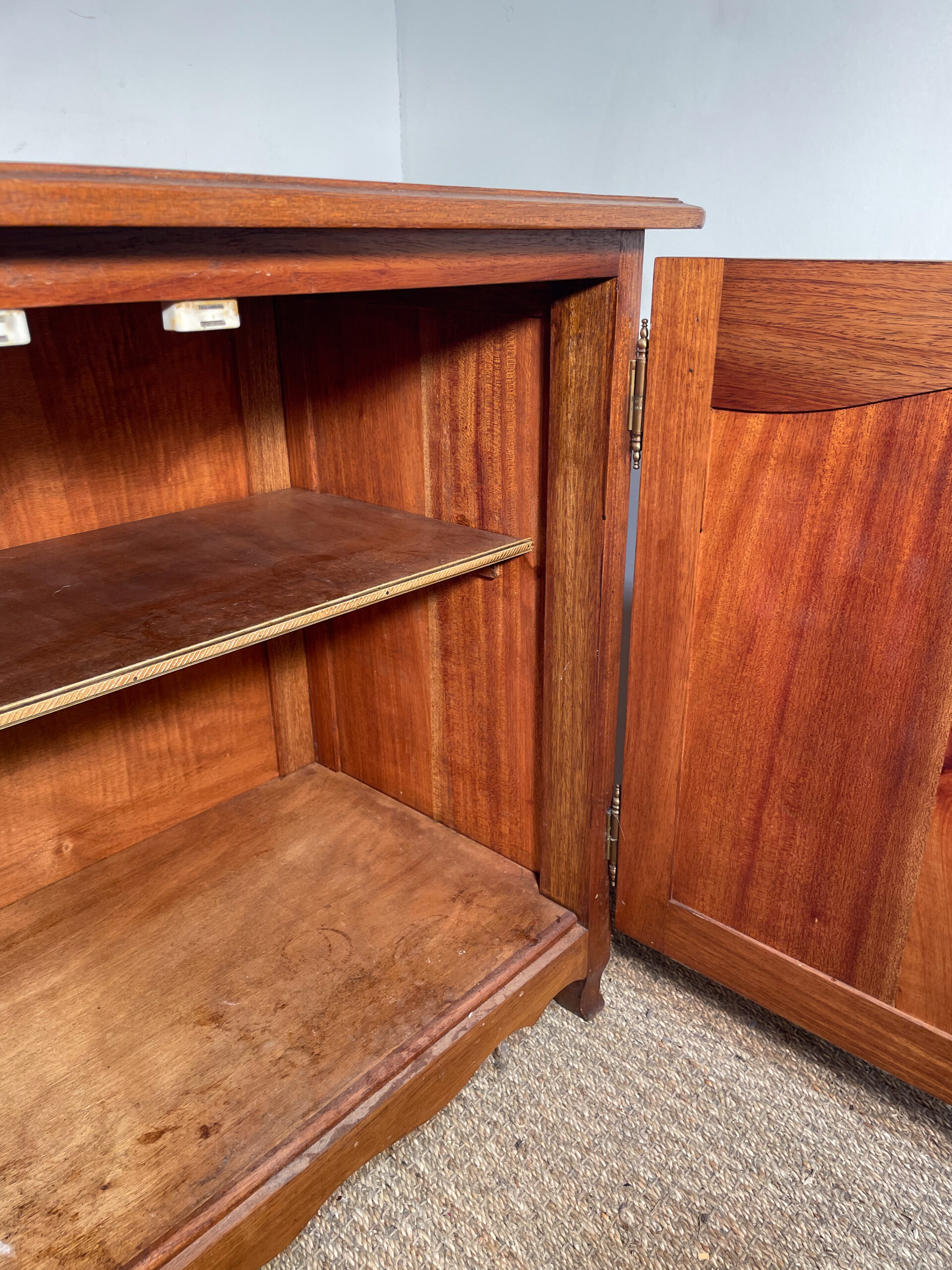 Petit buffet à portes en bois foncé – Image 4