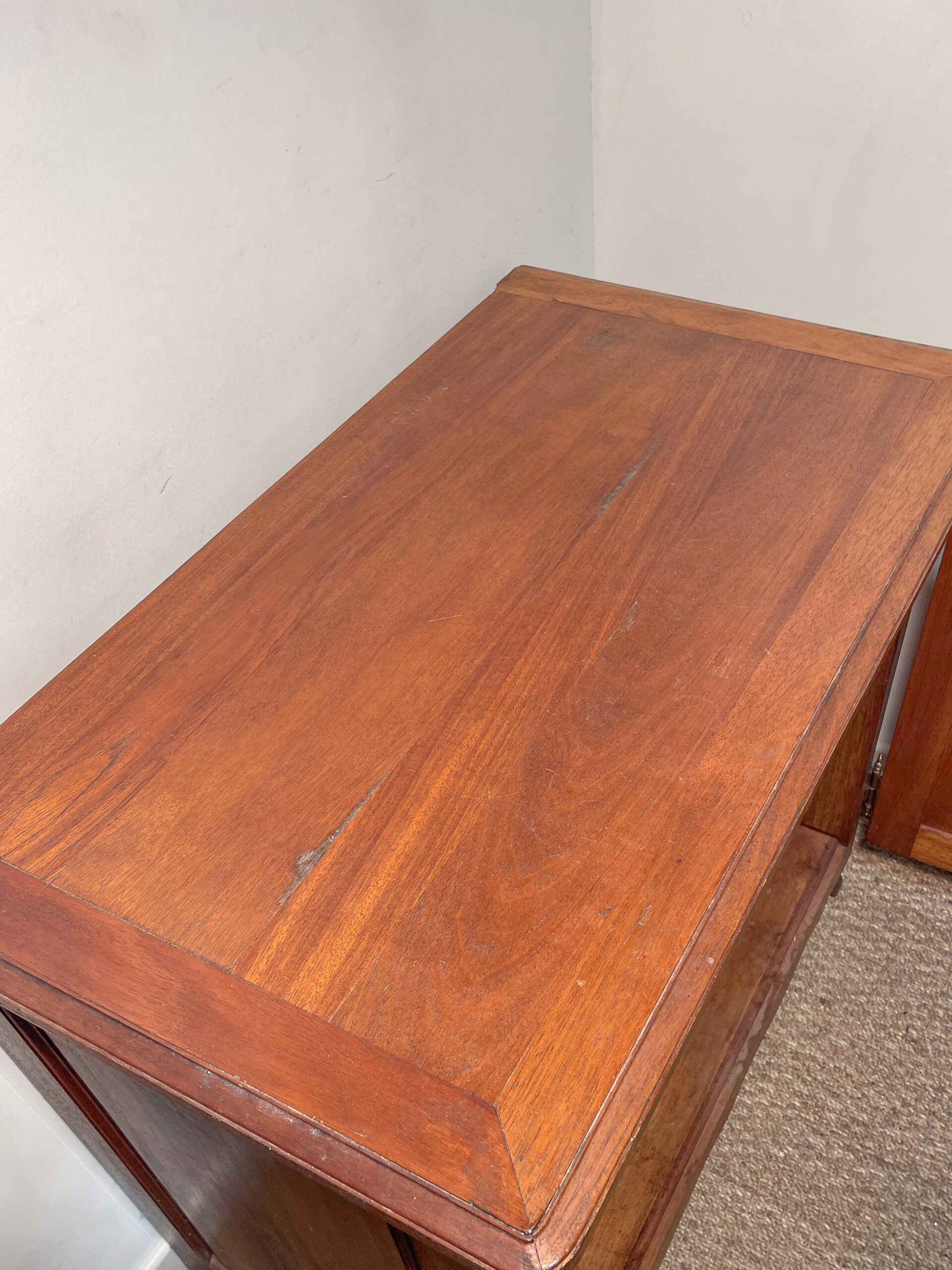 Petit buffet à portes en bois foncé – Image 5