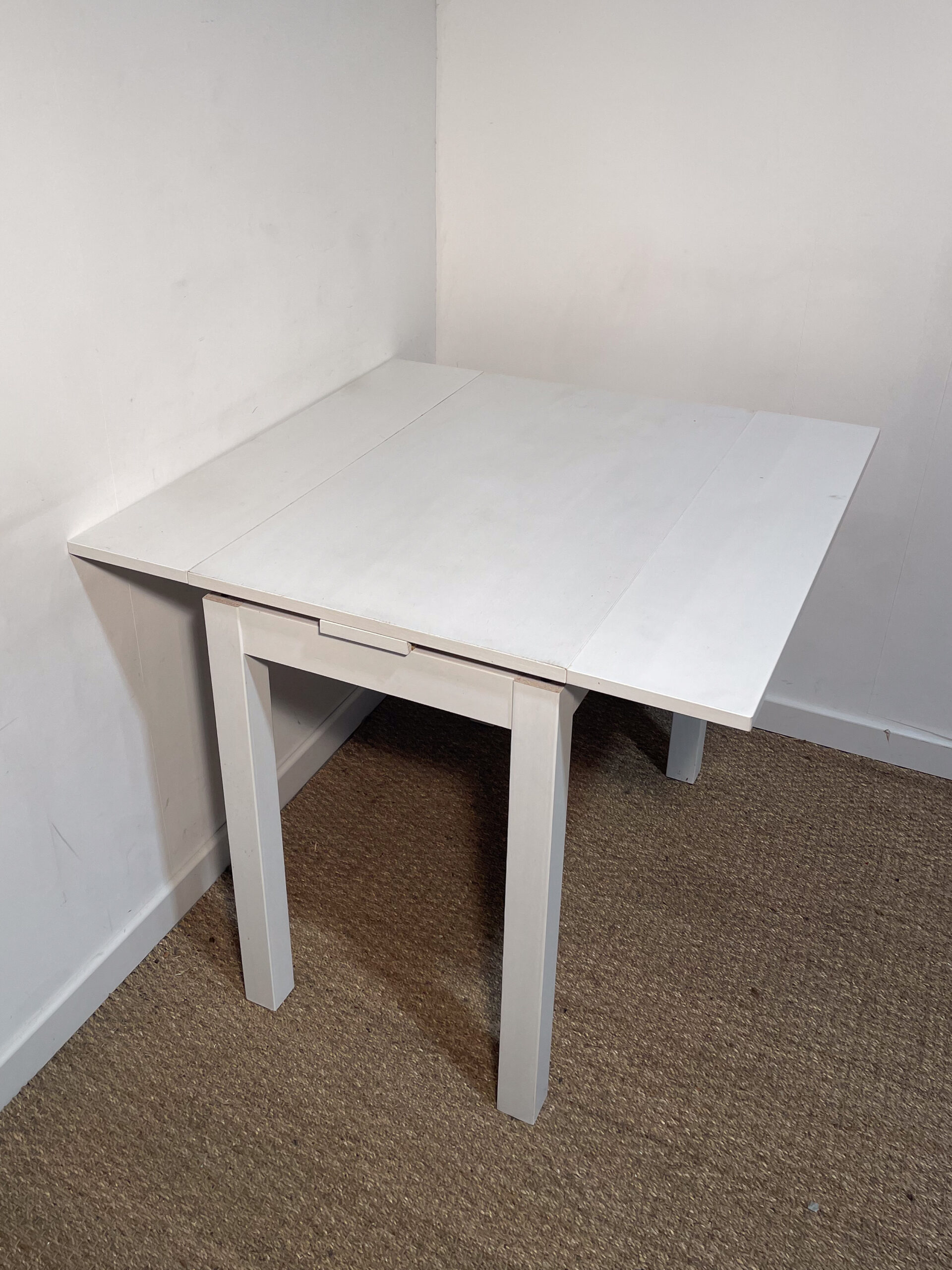 Petit bureau / Table à rallonges en bois blanc – Image 3