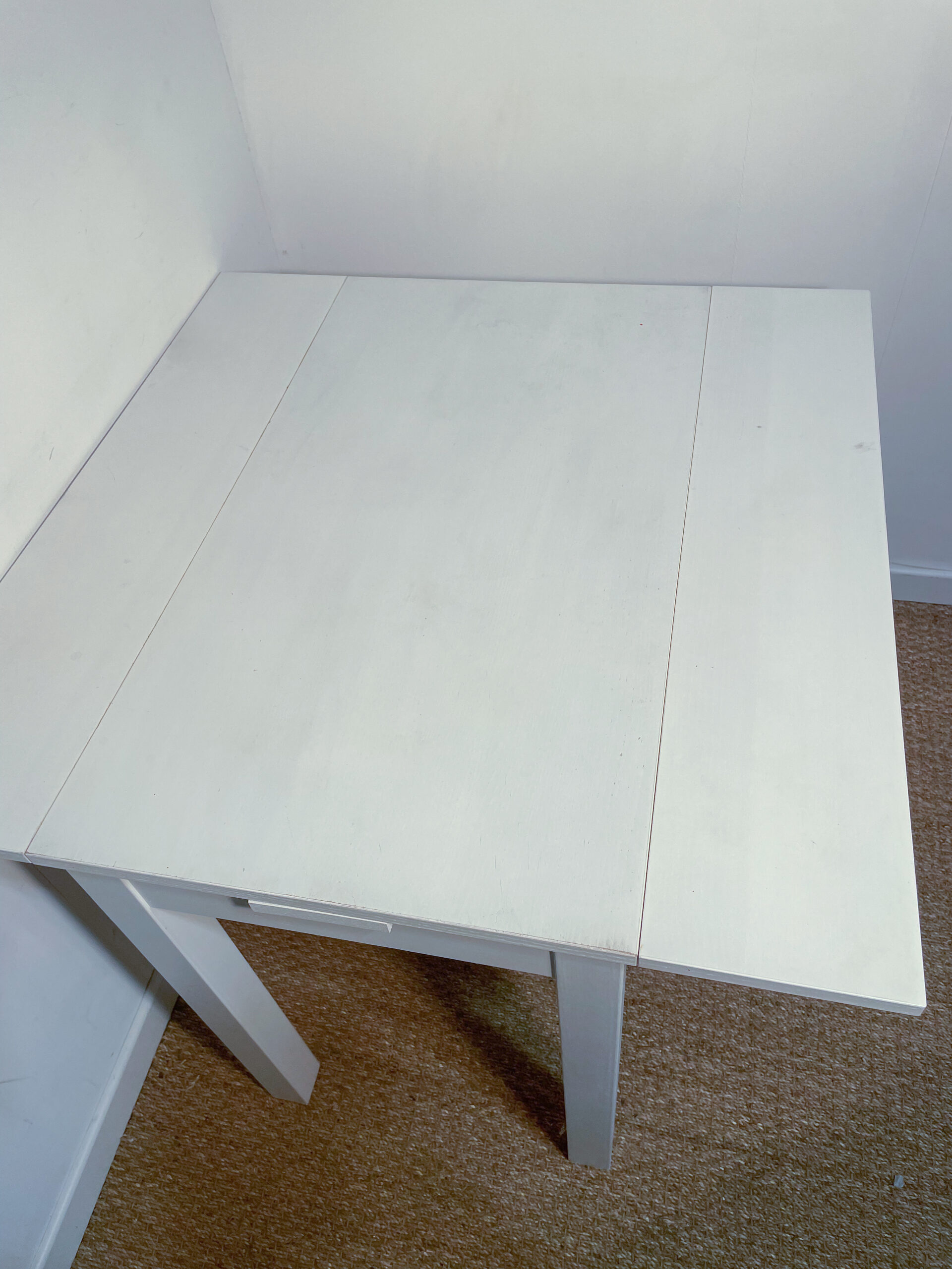 Petit bureau / Table à rallonges en bois blanc – Image 4