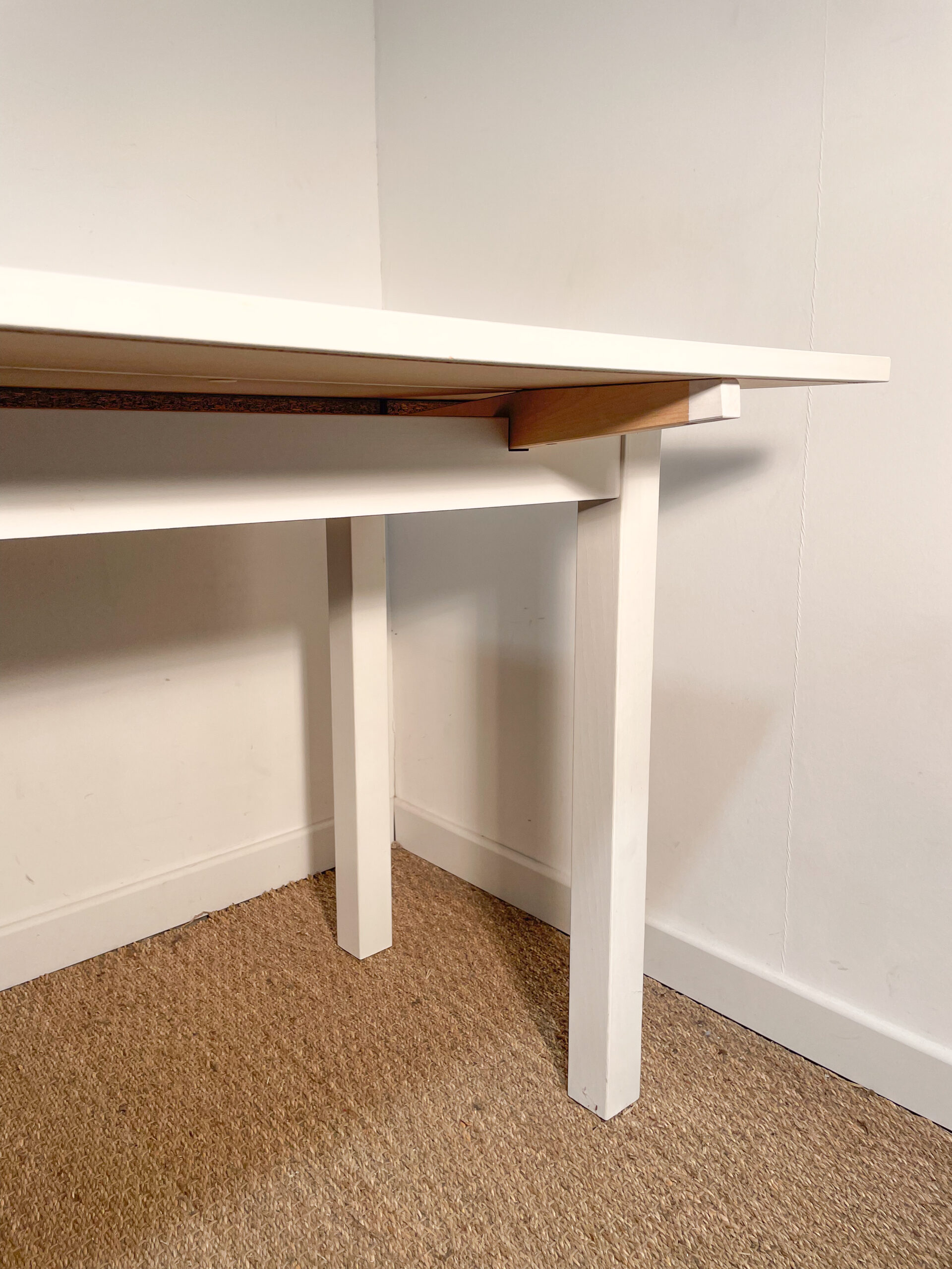 Petit bureau / Table à rallonges en bois blanc – Image 6