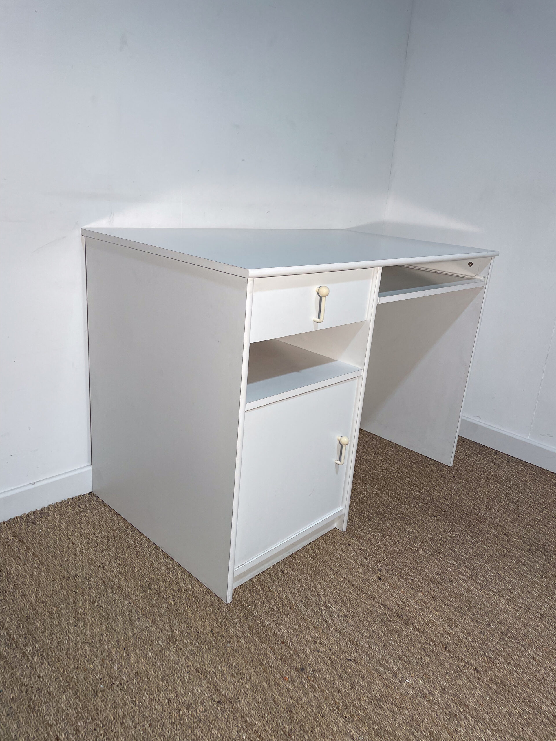 Petit bureau en bois blanc