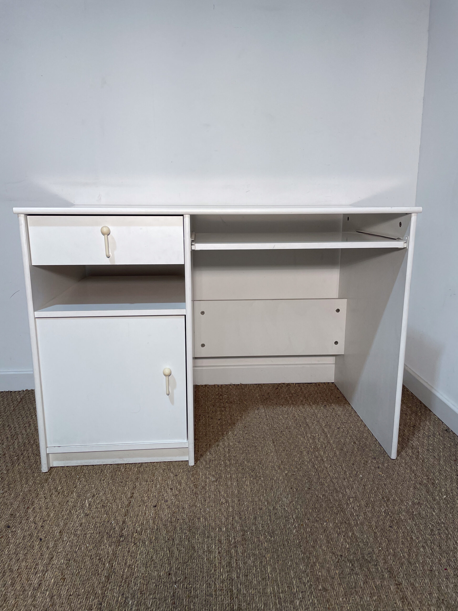 Petit bureau en bois blanc – Image 2