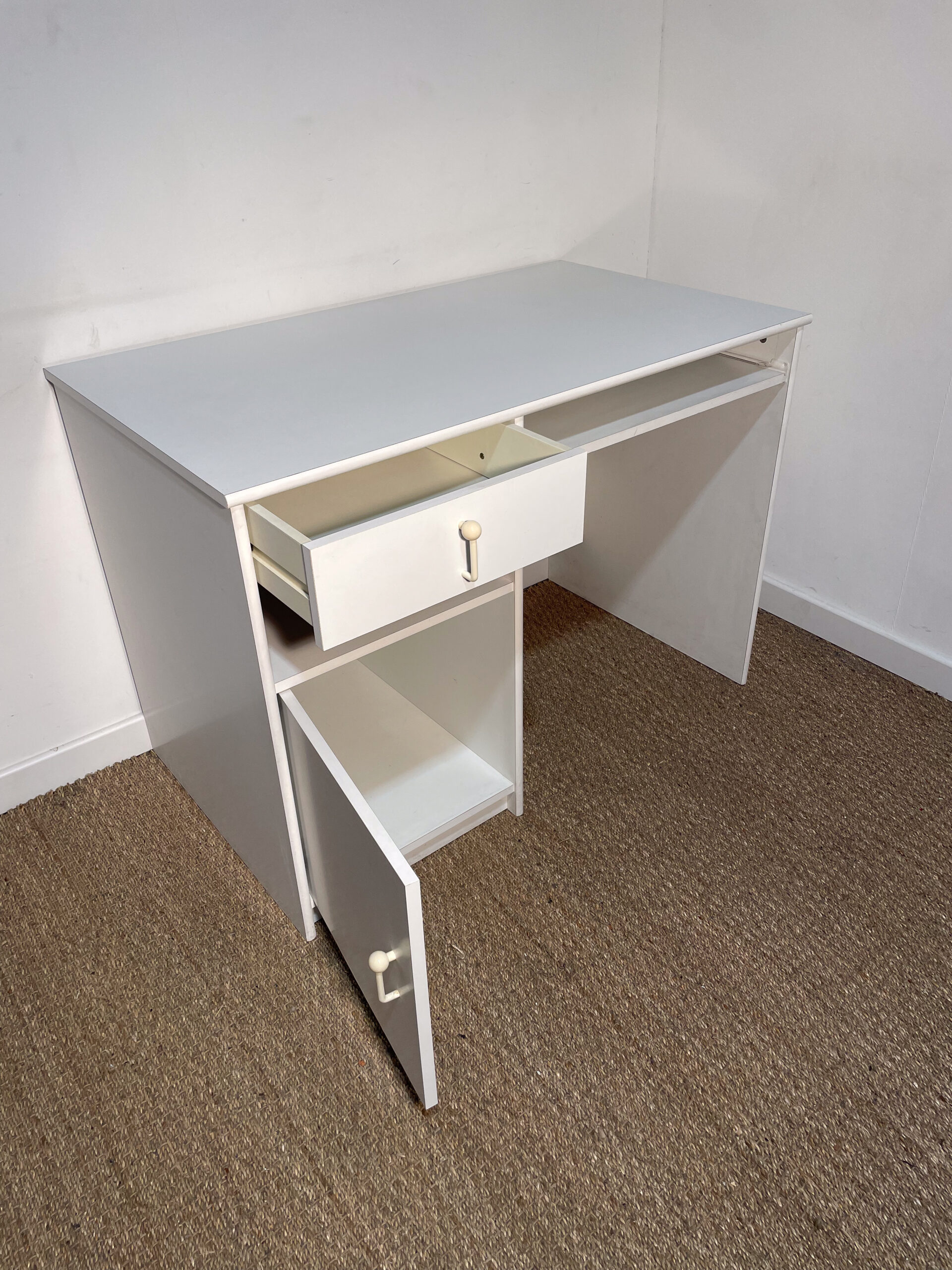 Petit bureau en bois blanc – Image 3