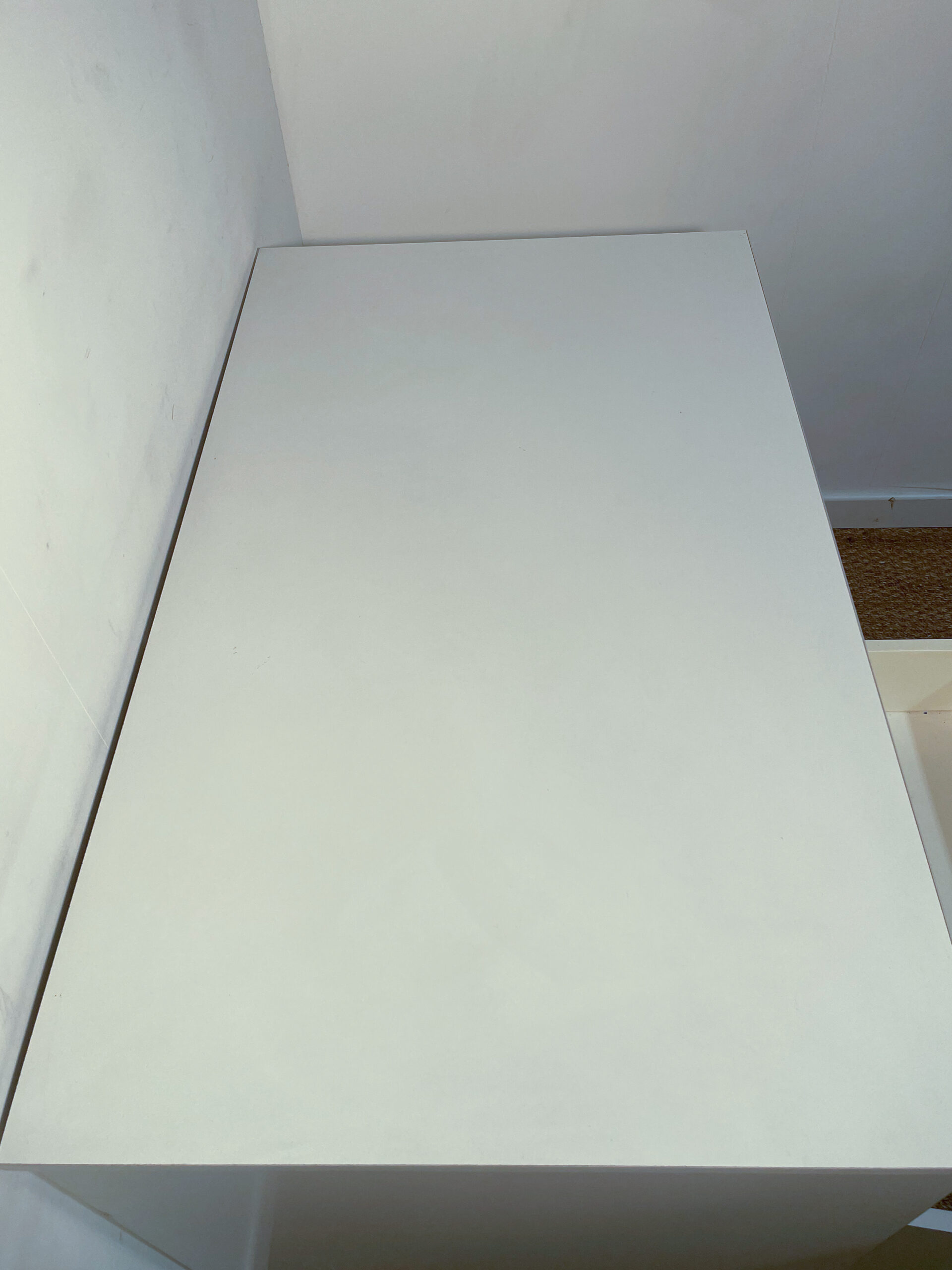 Petit bureau en bois blanc – Image 4