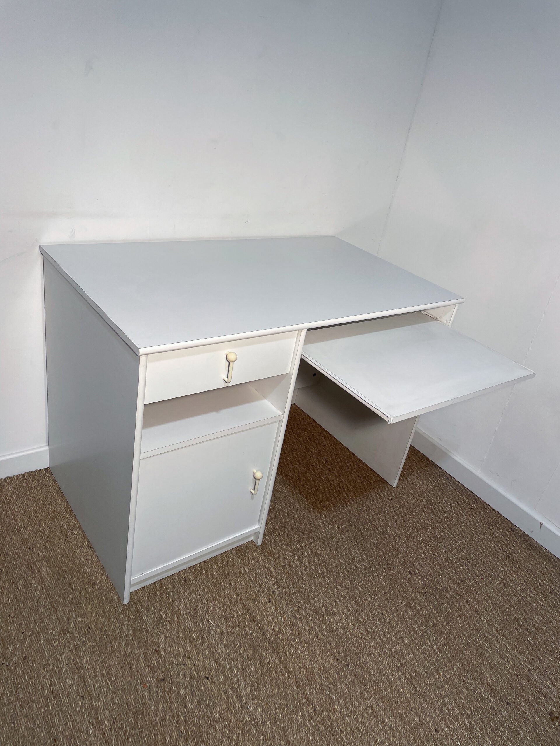 Petit bureau en bois blanc – Image 5
