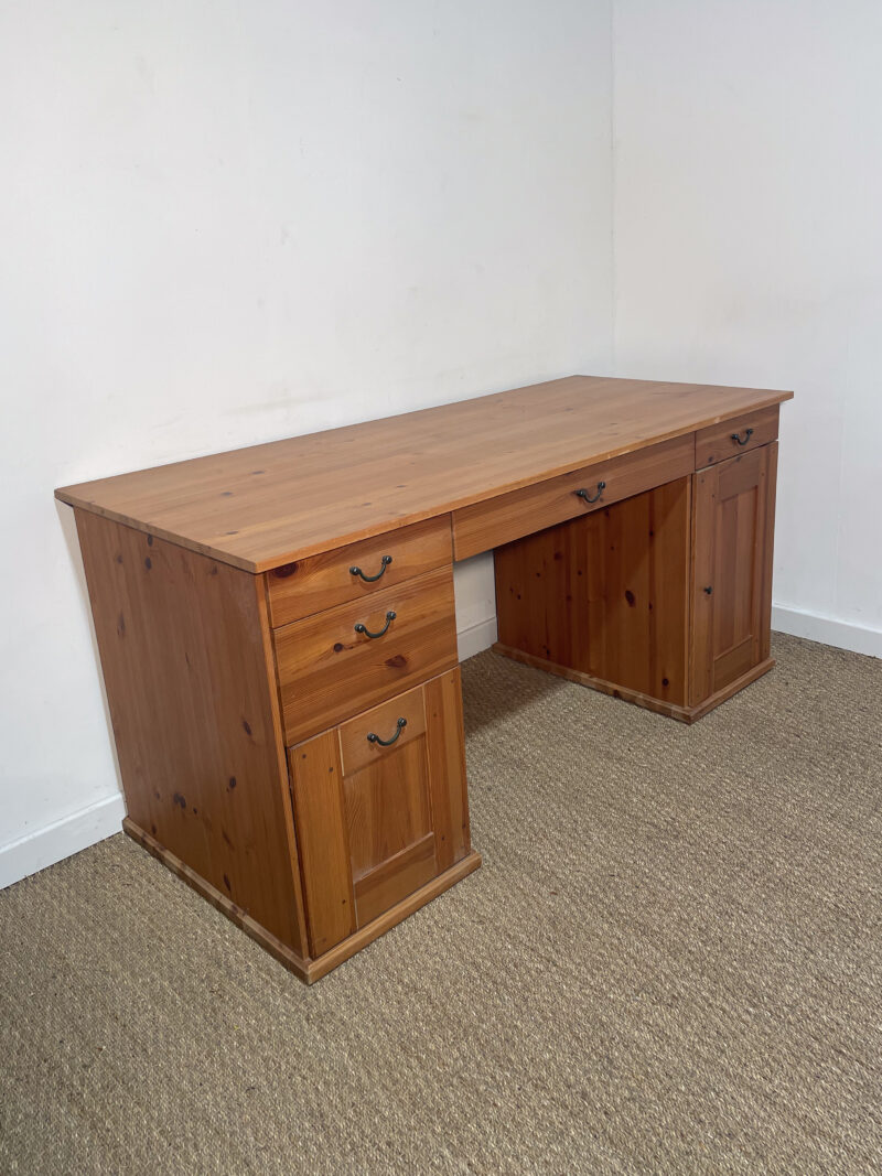 Grand bureau en bois mat