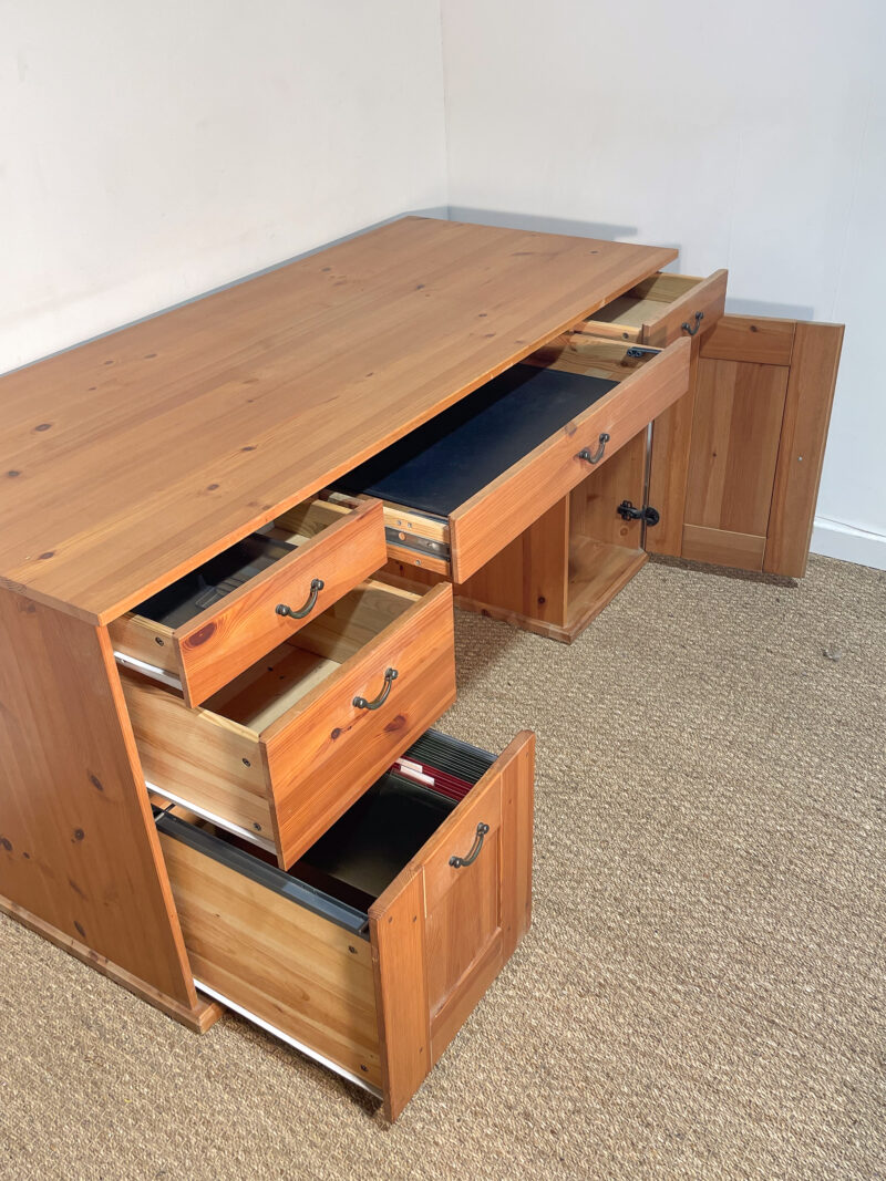 Grand bureau en bois mat – Image 4