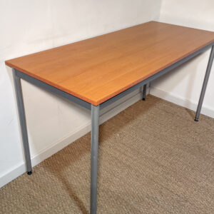 Bureau en bois et piètement gris