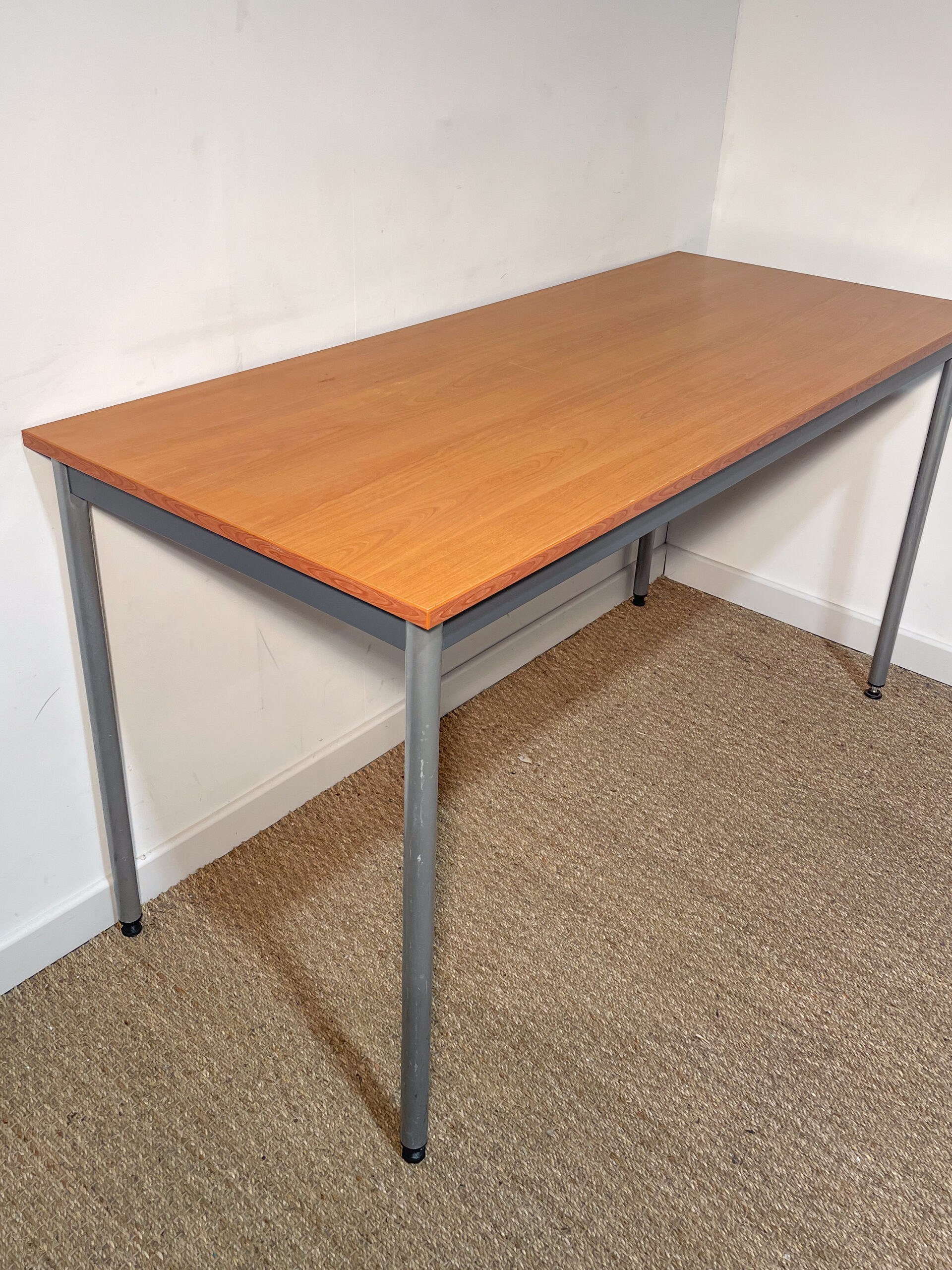 Bureau en bois et piètement gris