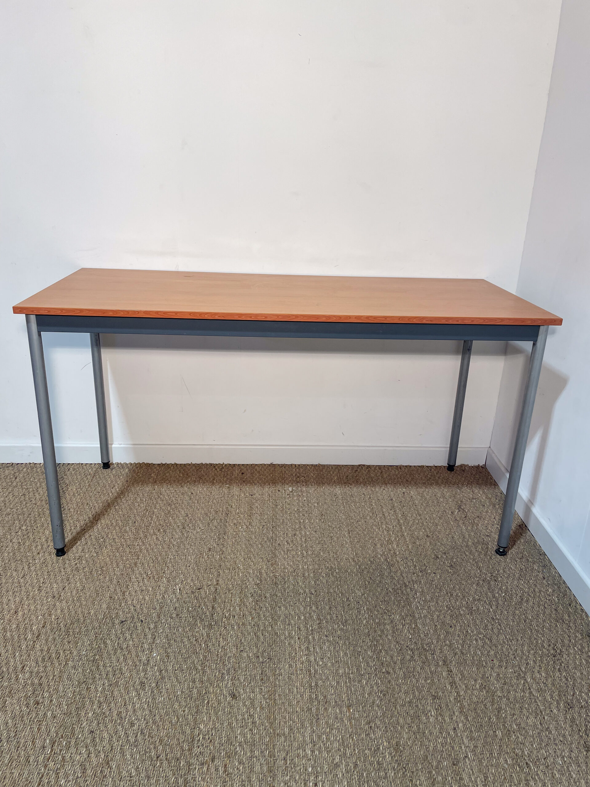 Bureau en bois et piètement gris – Image 2