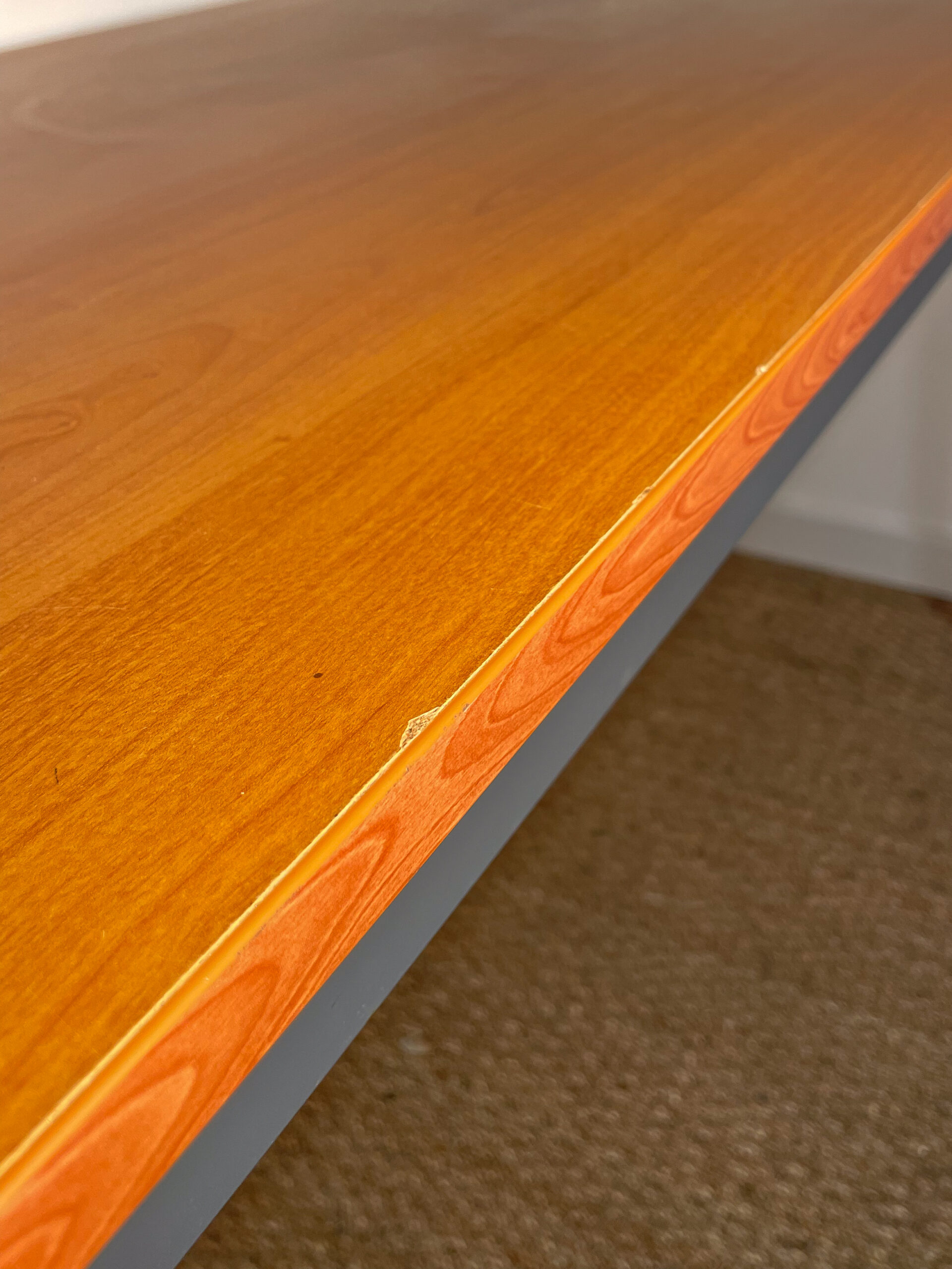 Bureau en bois et piètement gris – Image 3