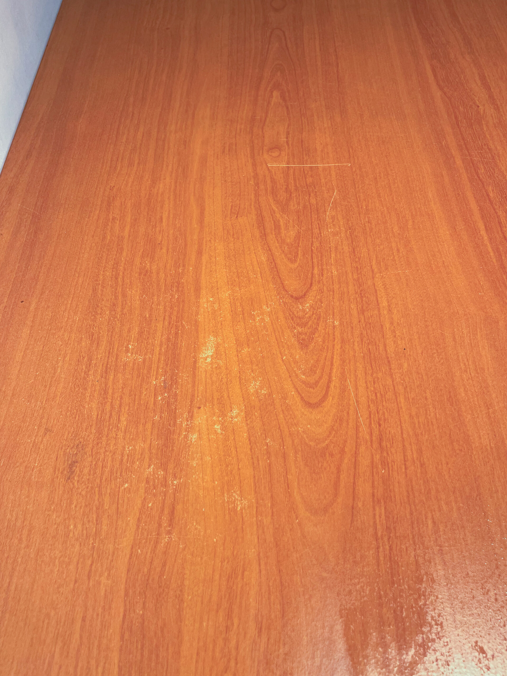 Bureau en bois et piètement gris – Image 4