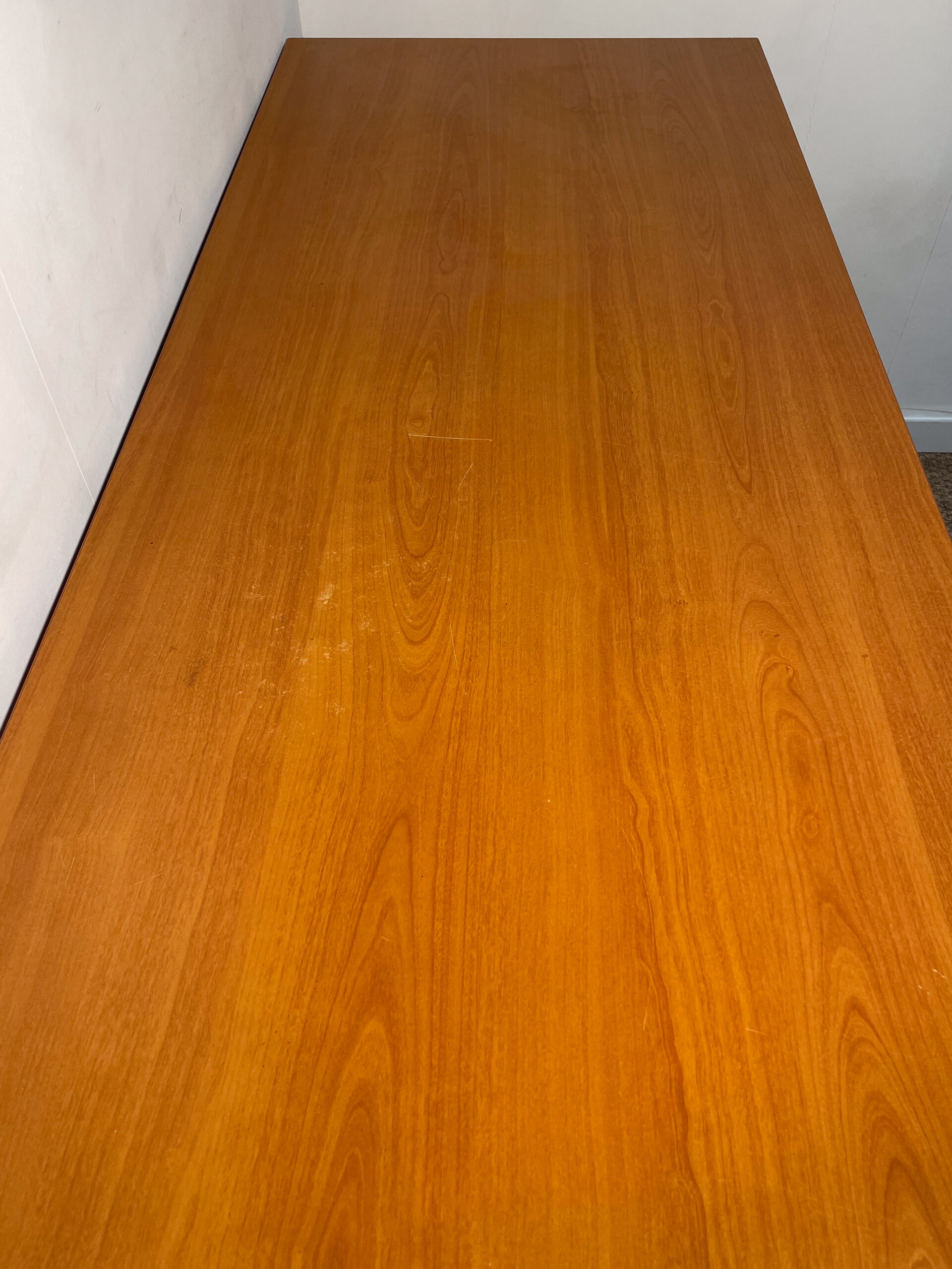 Bureau en bois et piètement gris – Image 5