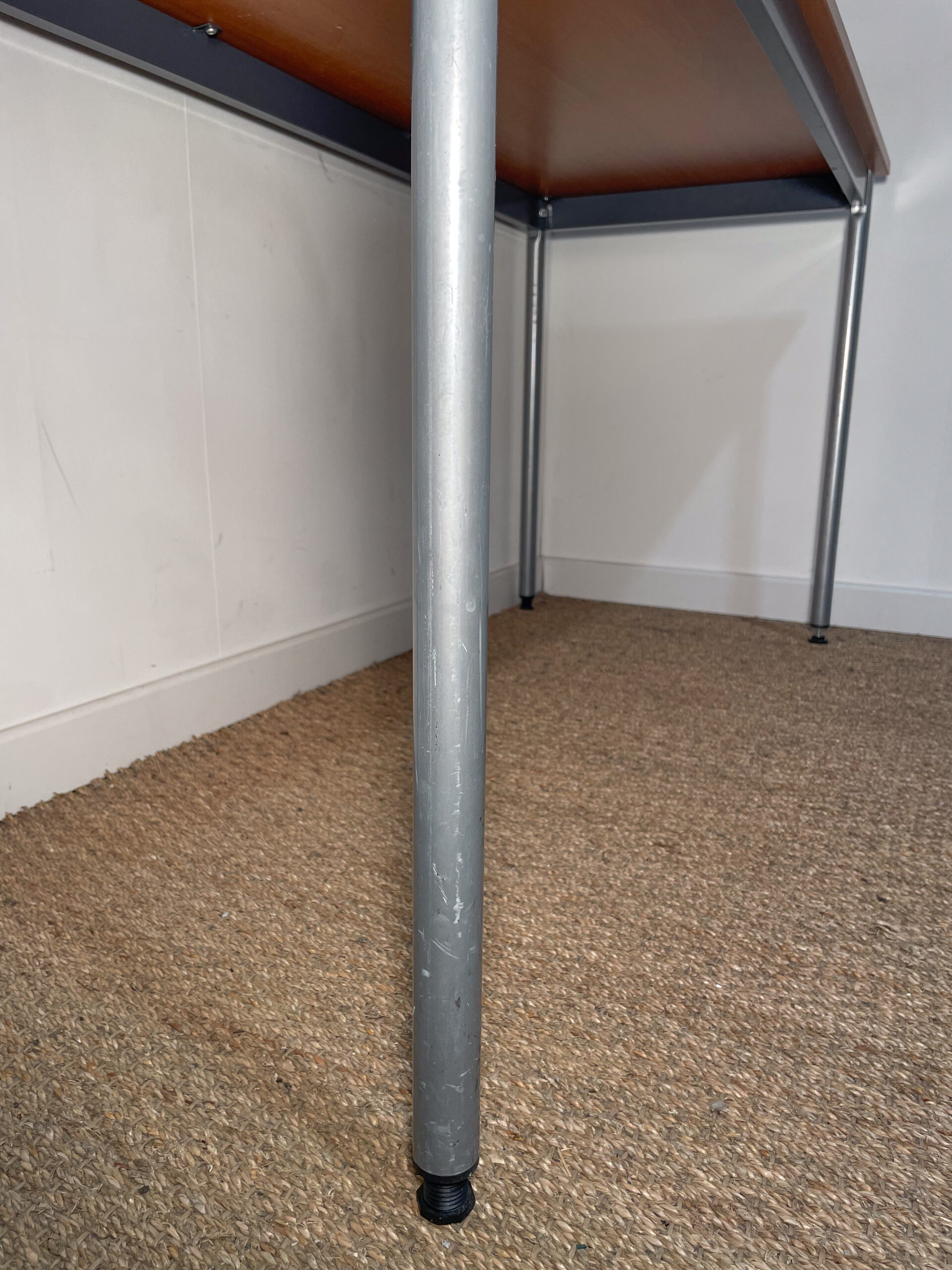 Bureau en bois et piètement gris – Image 6