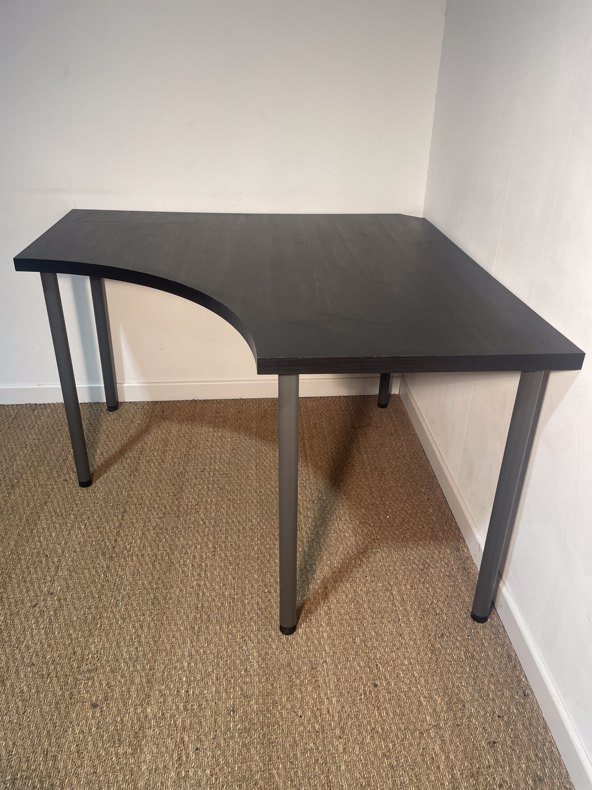 Bureau d'angle léger en bois noir – Image 2