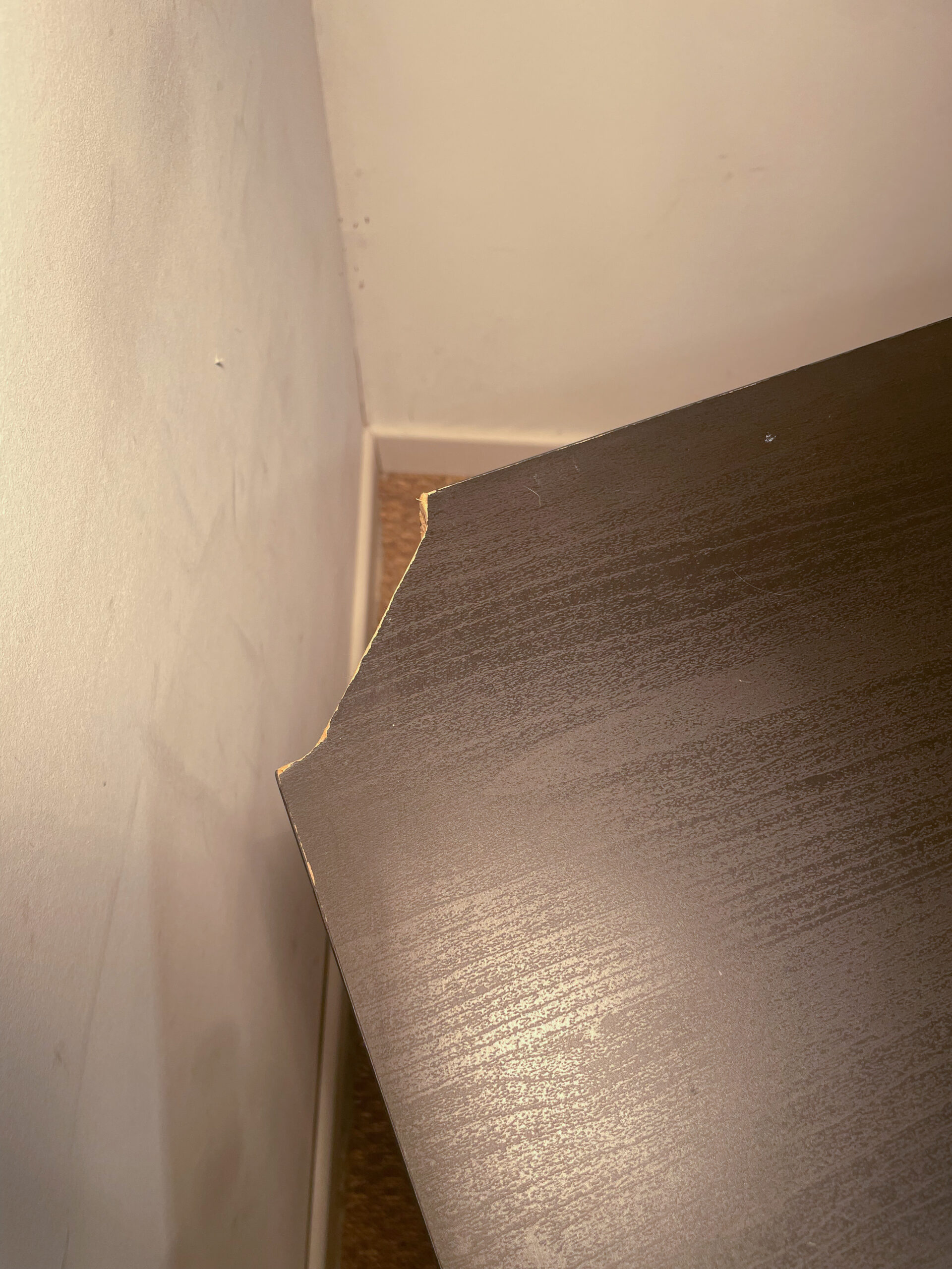 Bureau d'angle léger en bois noir – Image 6