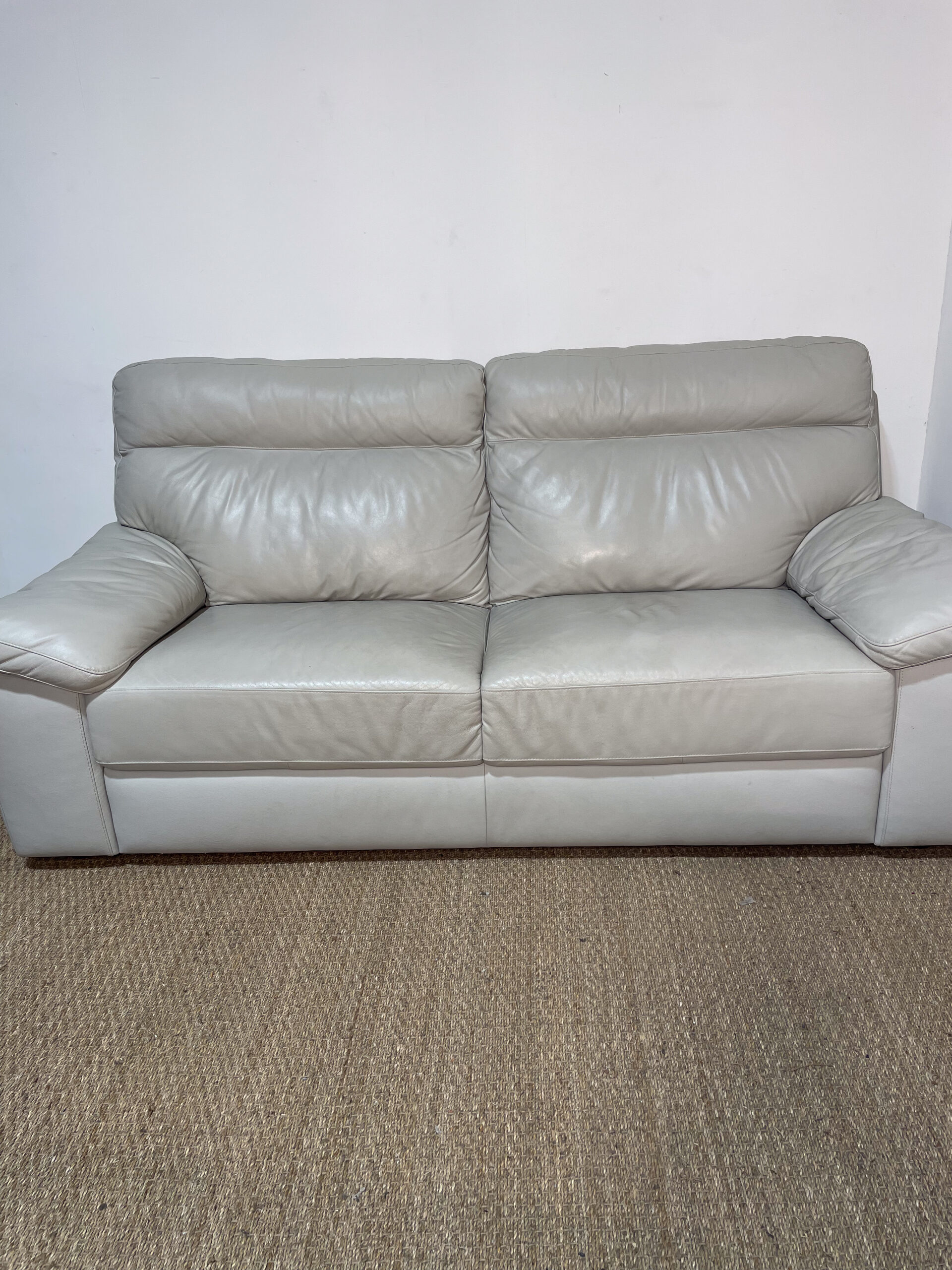 Canapé en cuir gris clair – Image 2
