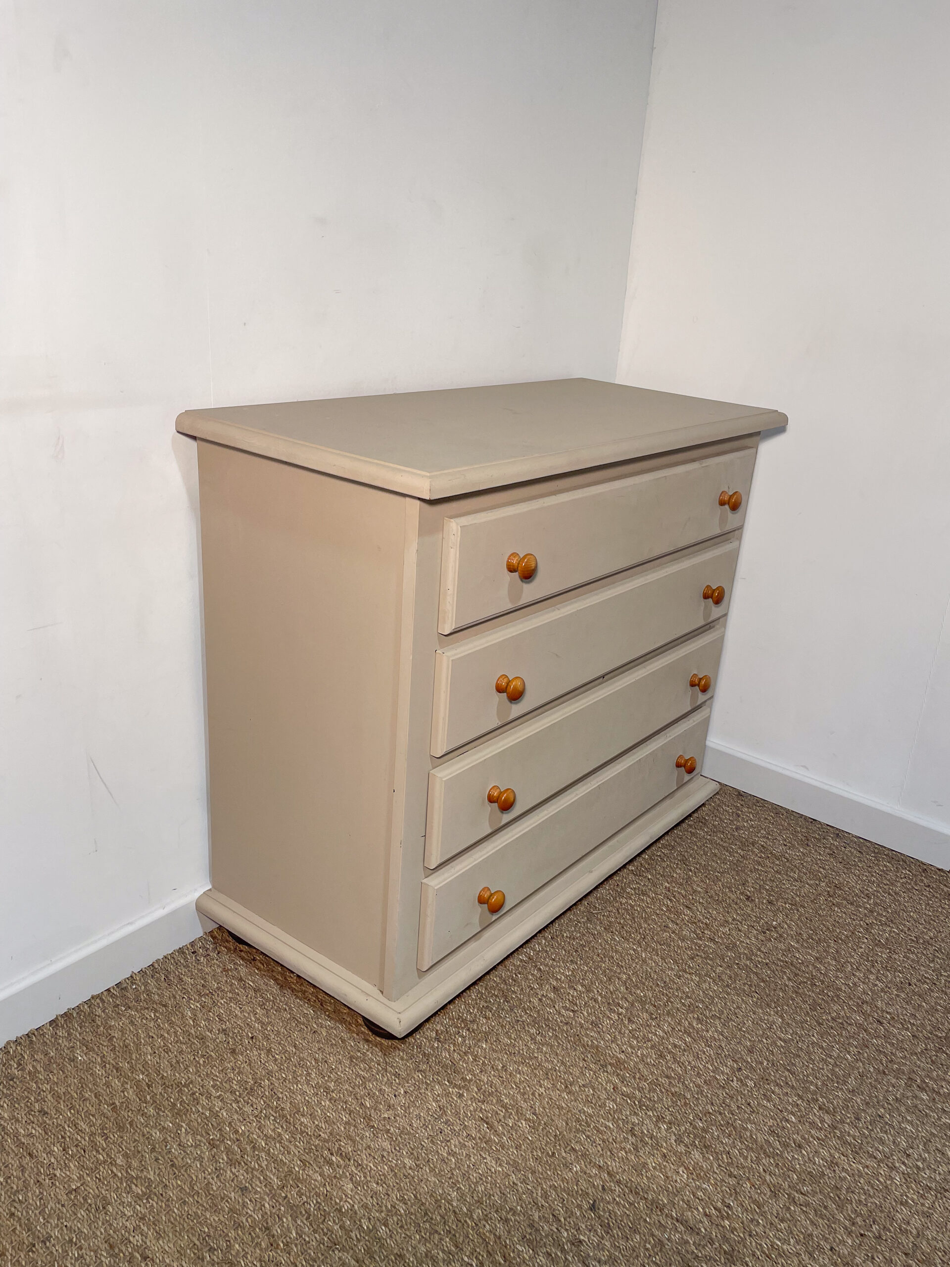 Commode à tiroirs en bois beige