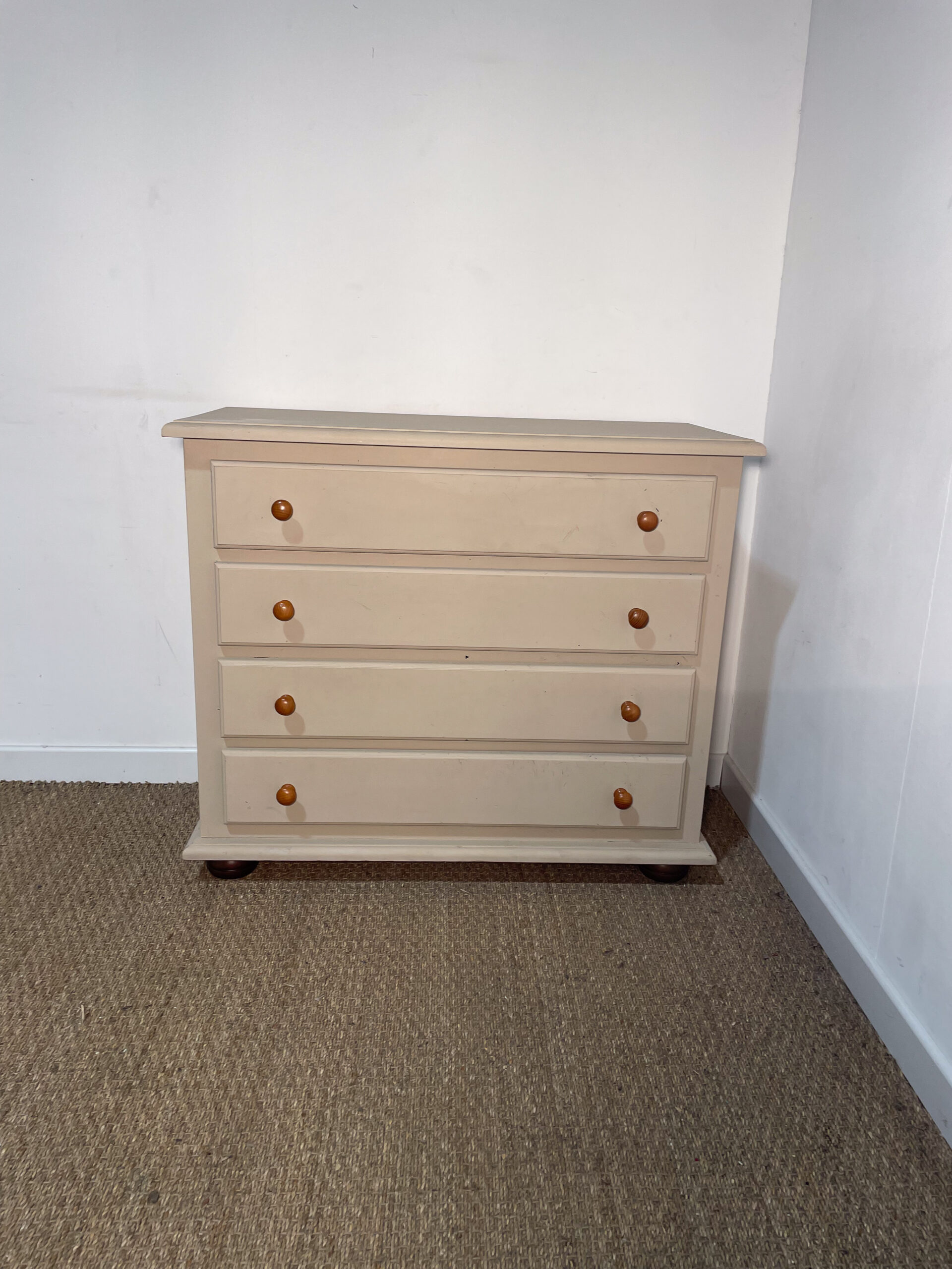 Commode à tiroirs en bois beige – Image 2