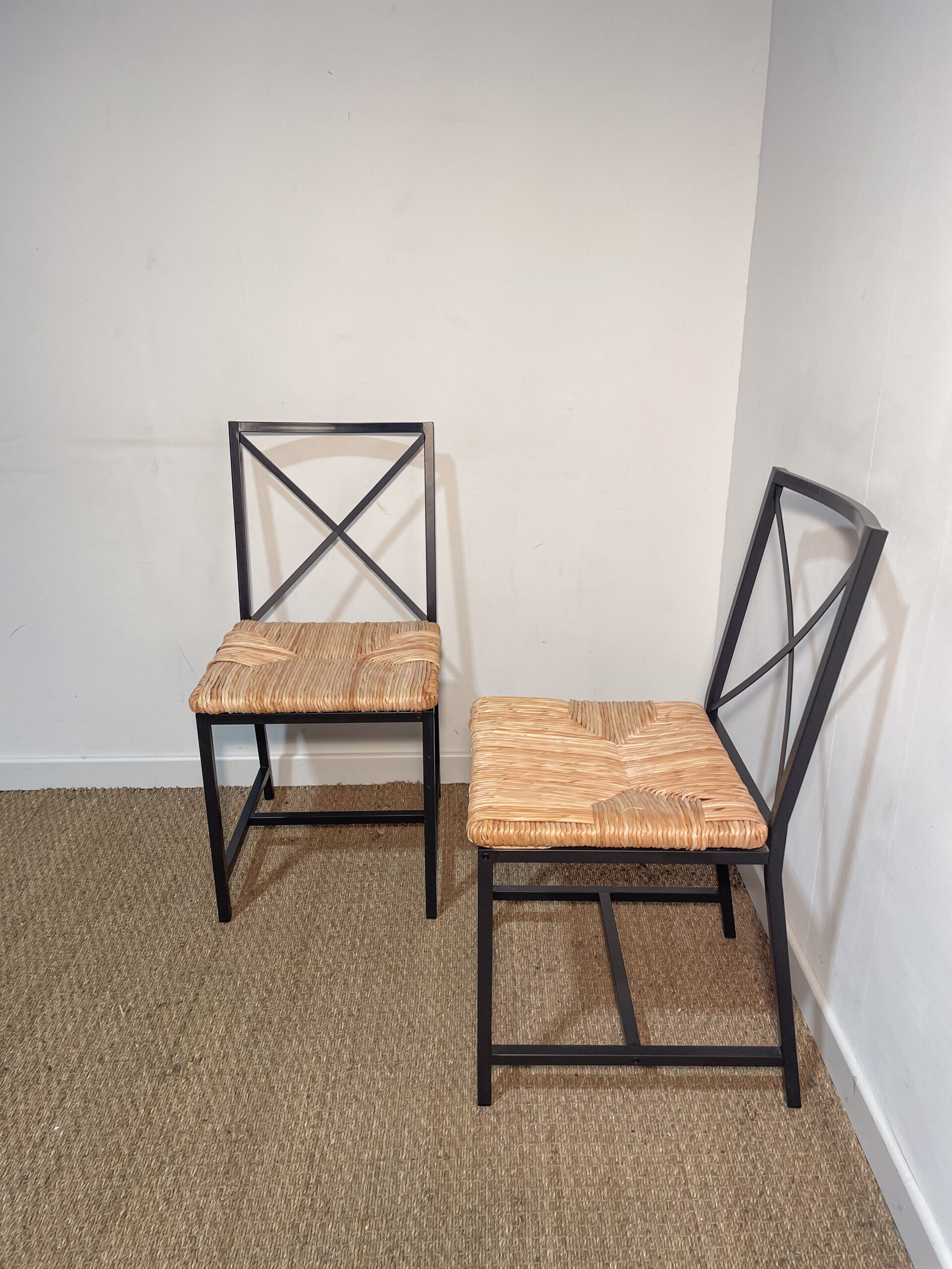 Lot de 2 chaise en métal noir et paille – Image 2