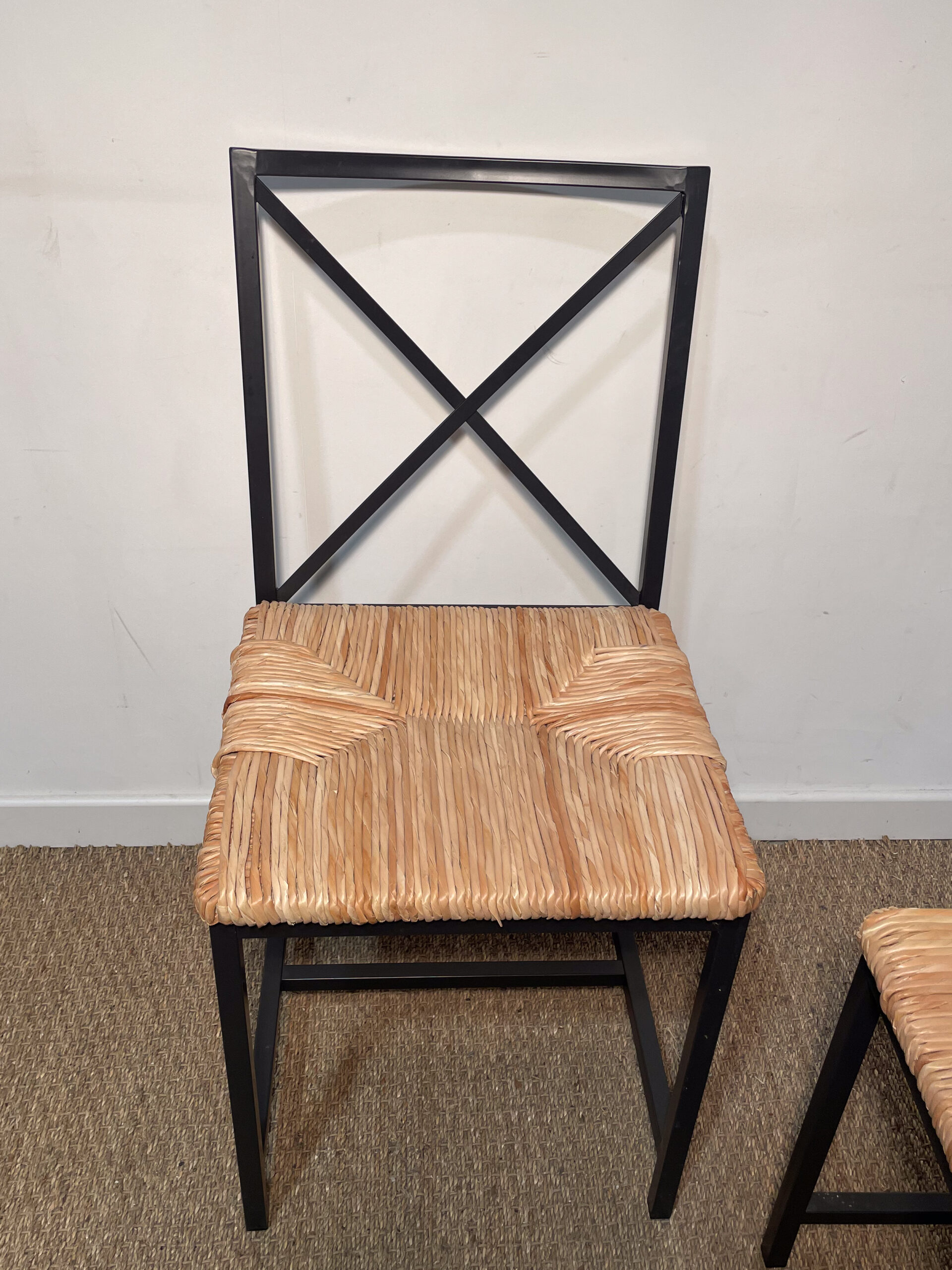 Lot de 2 chaise en métal noir et paille – Image 3