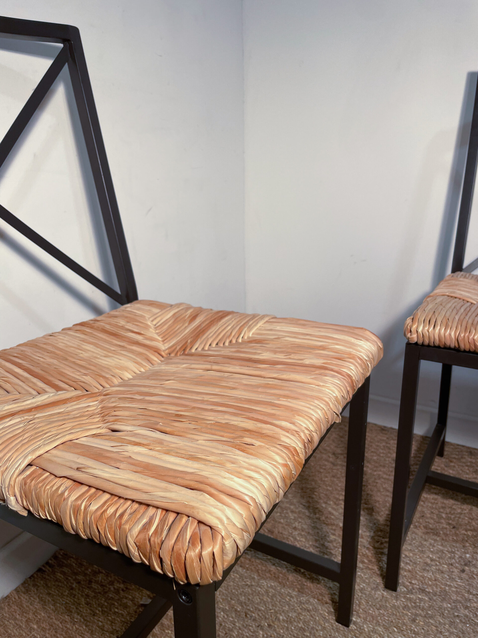 Lot de 2 chaise en métal noir et paille – Image 4