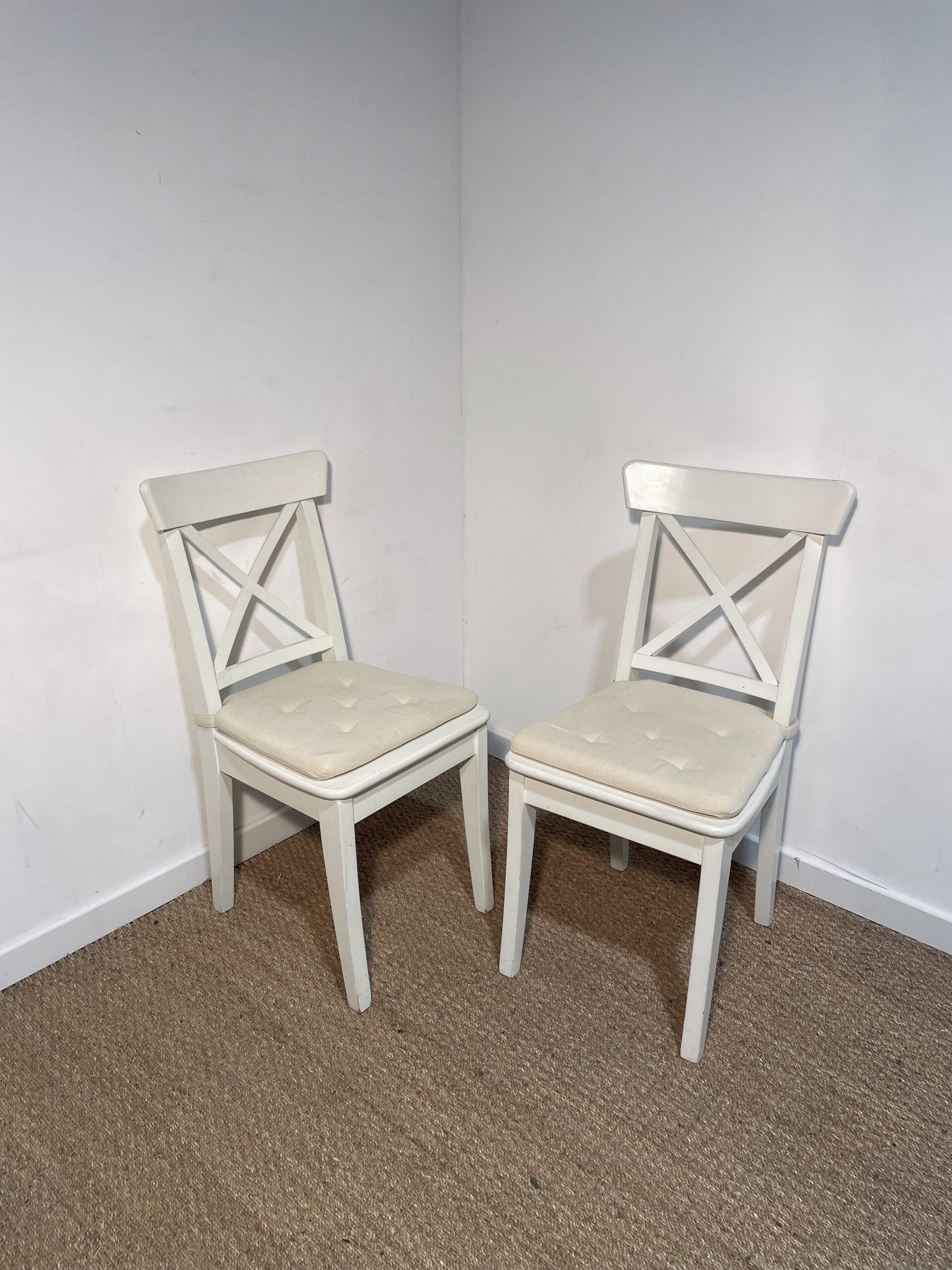 Lot de 2 chaises en bois blanc