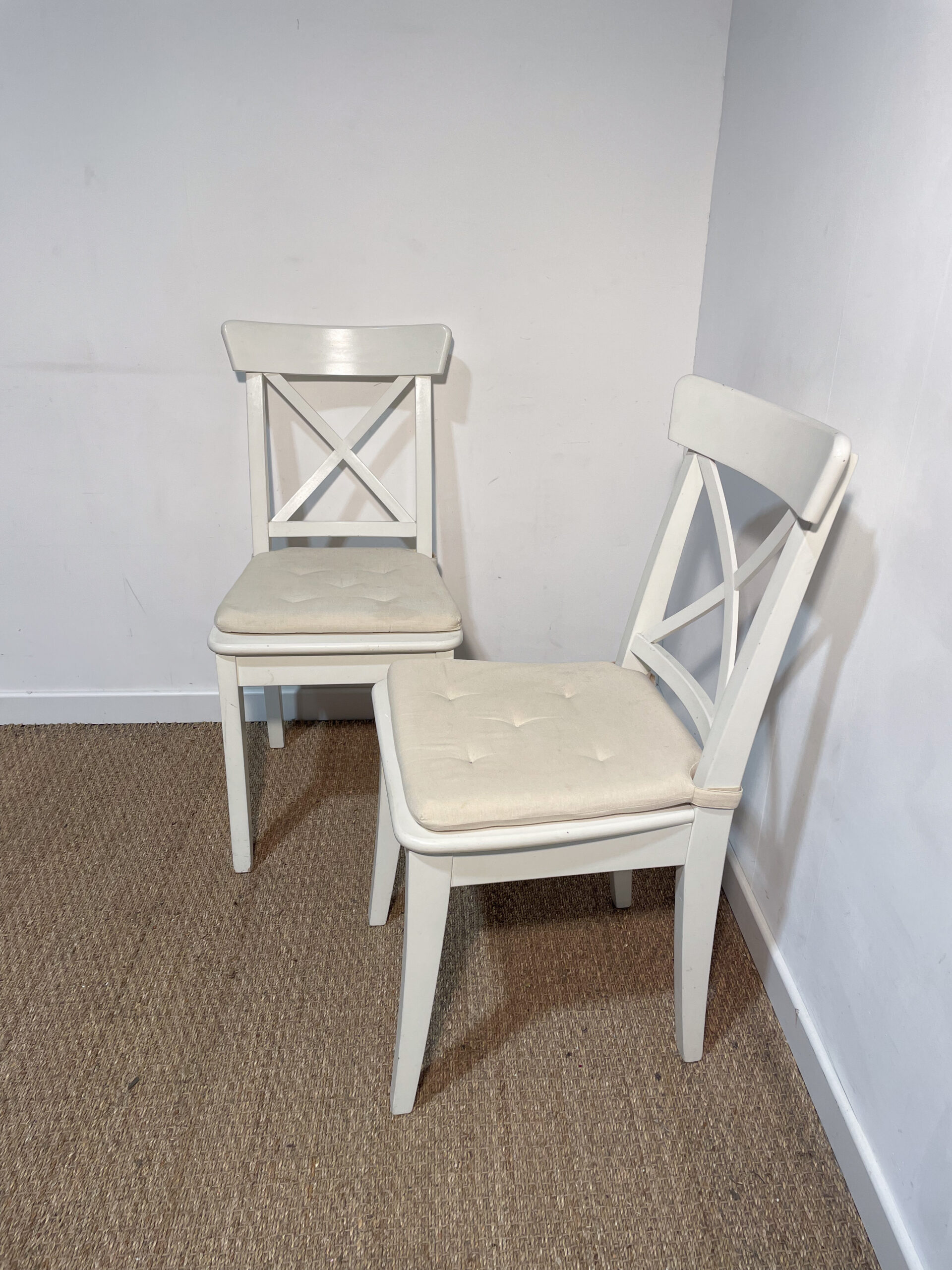 Lot de 2 chaises en bois blanc – Image 2