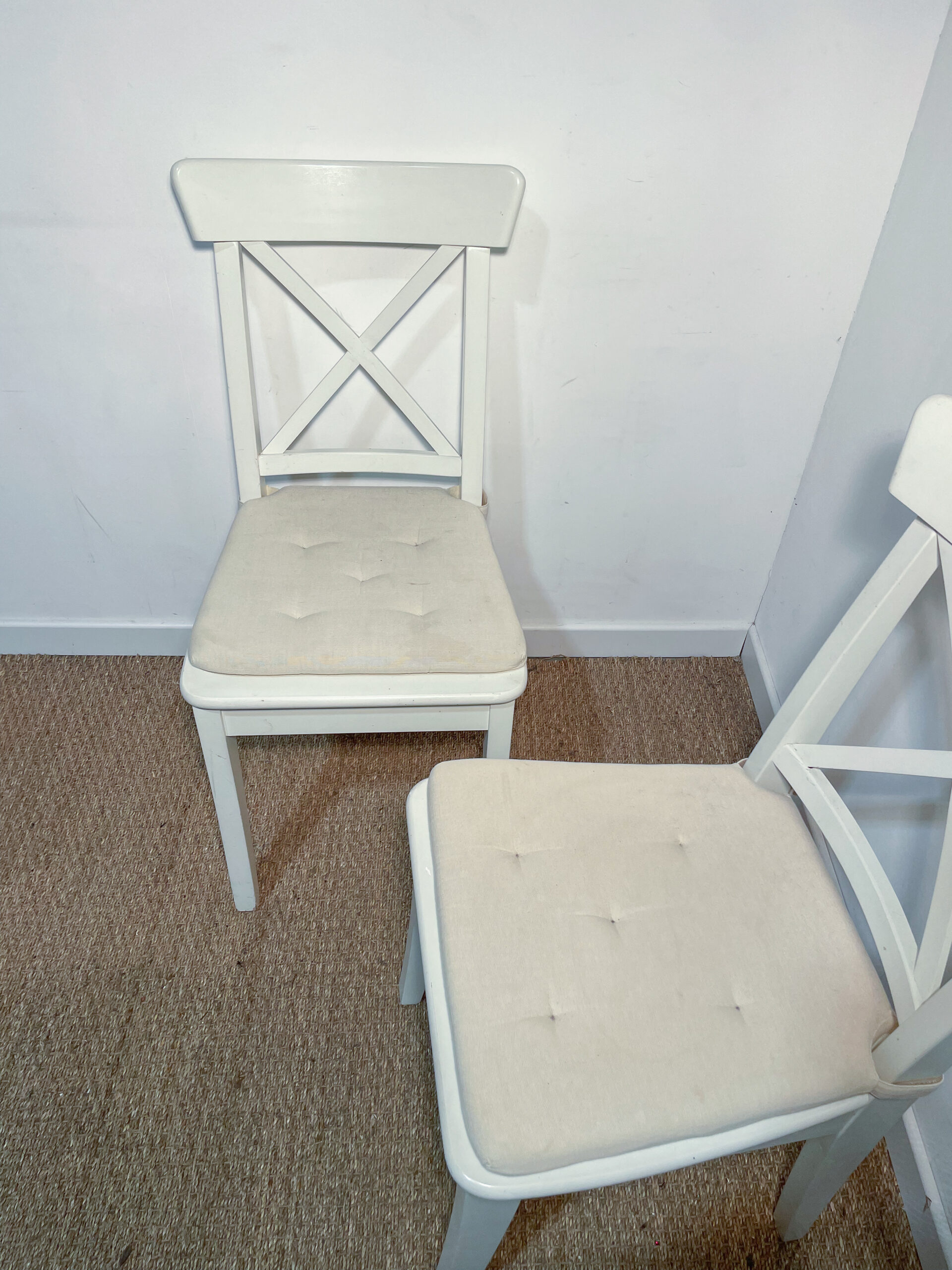 Lot de 2 chaises en bois blanc – Image 3