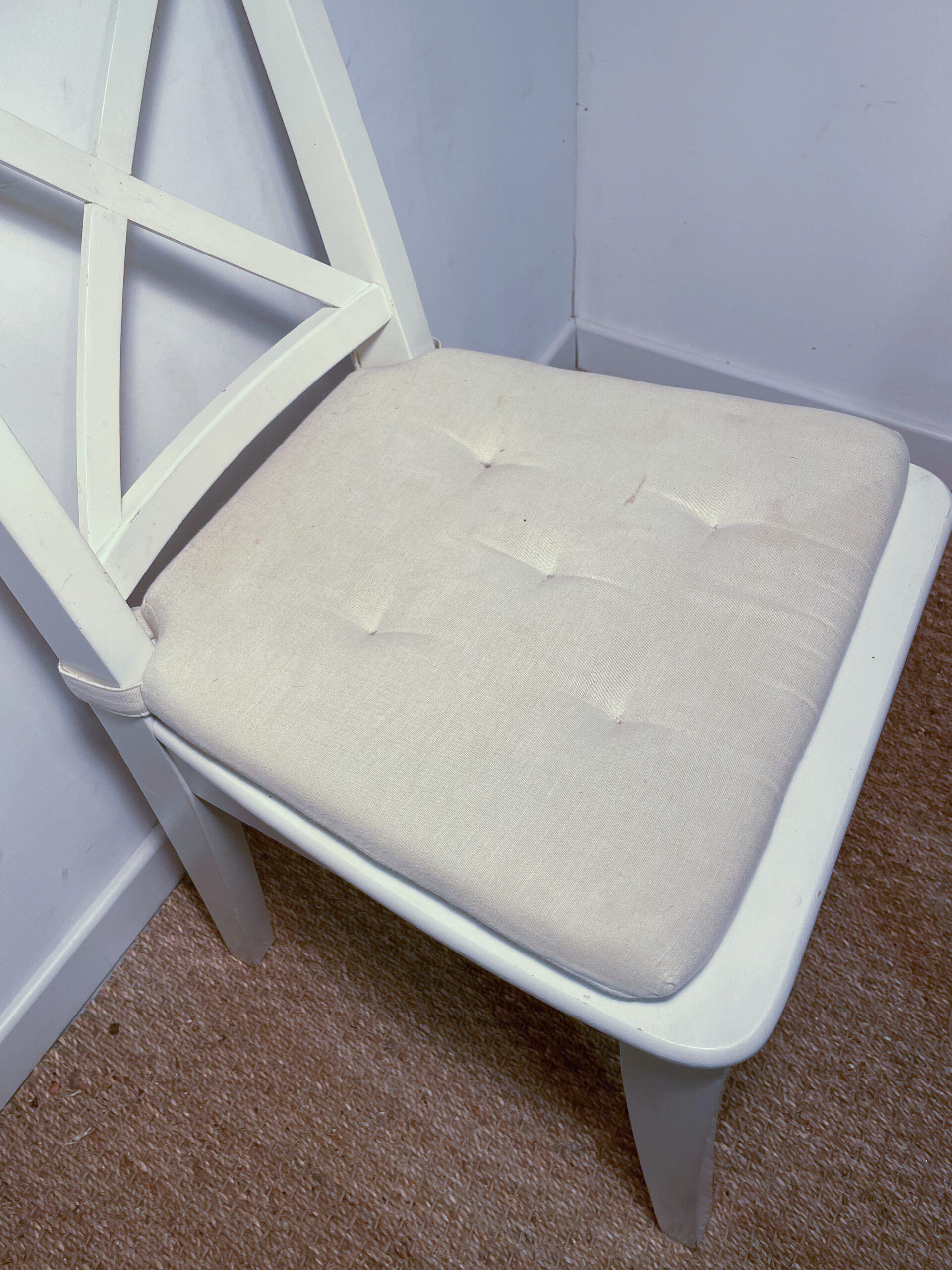 Lot de 2 chaises en bois blanc – Image 5