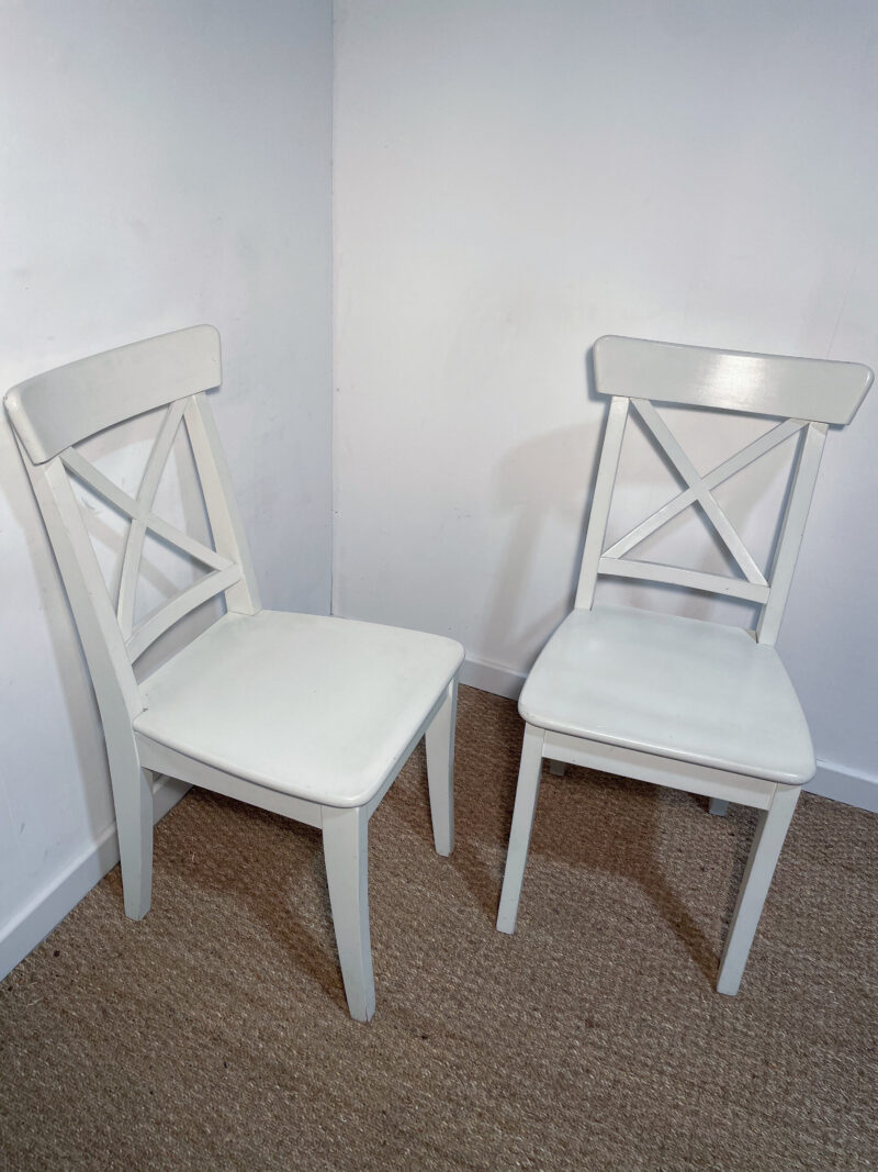 Lot de 2 chaises en bois blanc – Image 6
