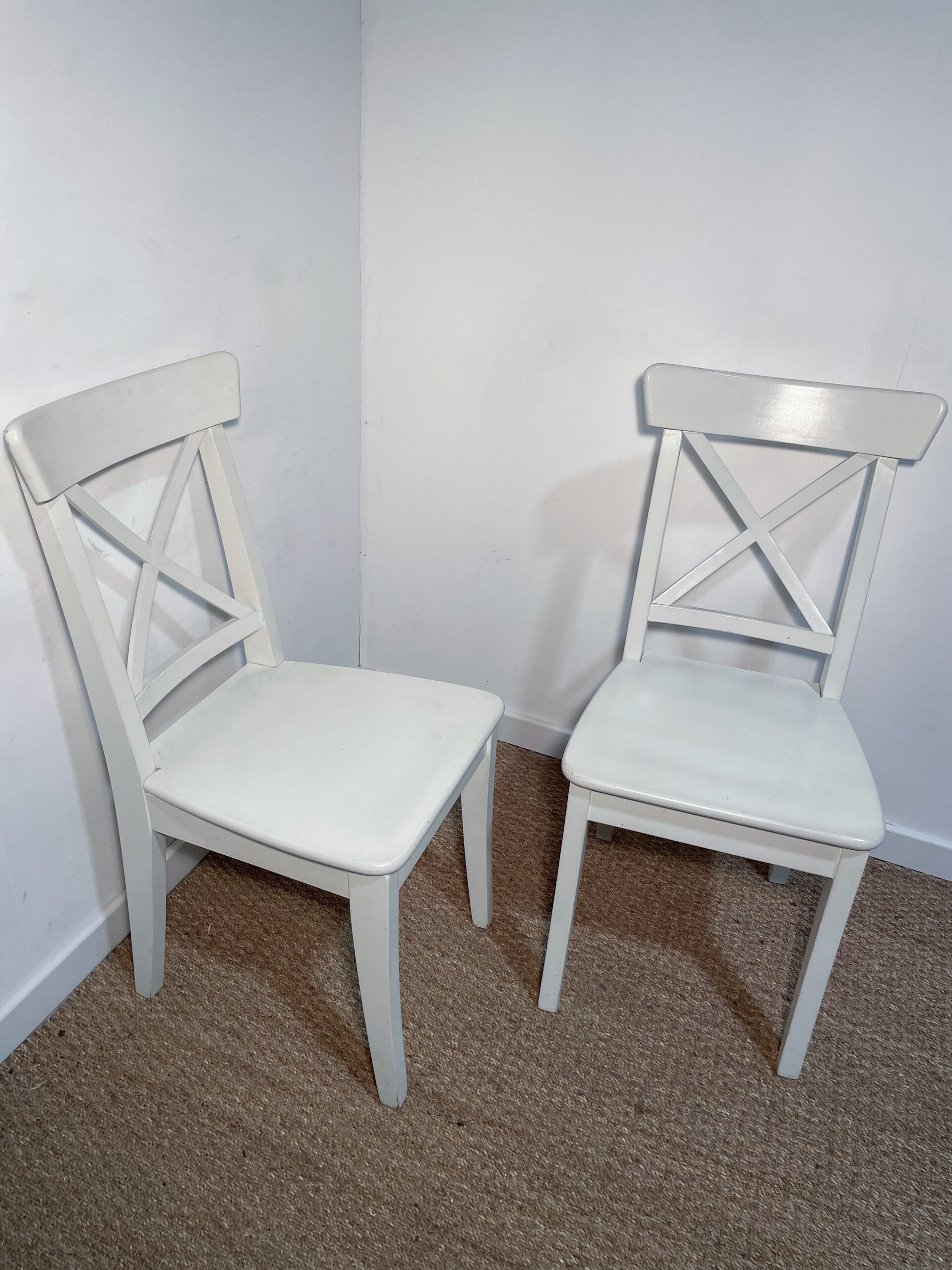 Lot de 2 chaises en bois blanc – Image 6