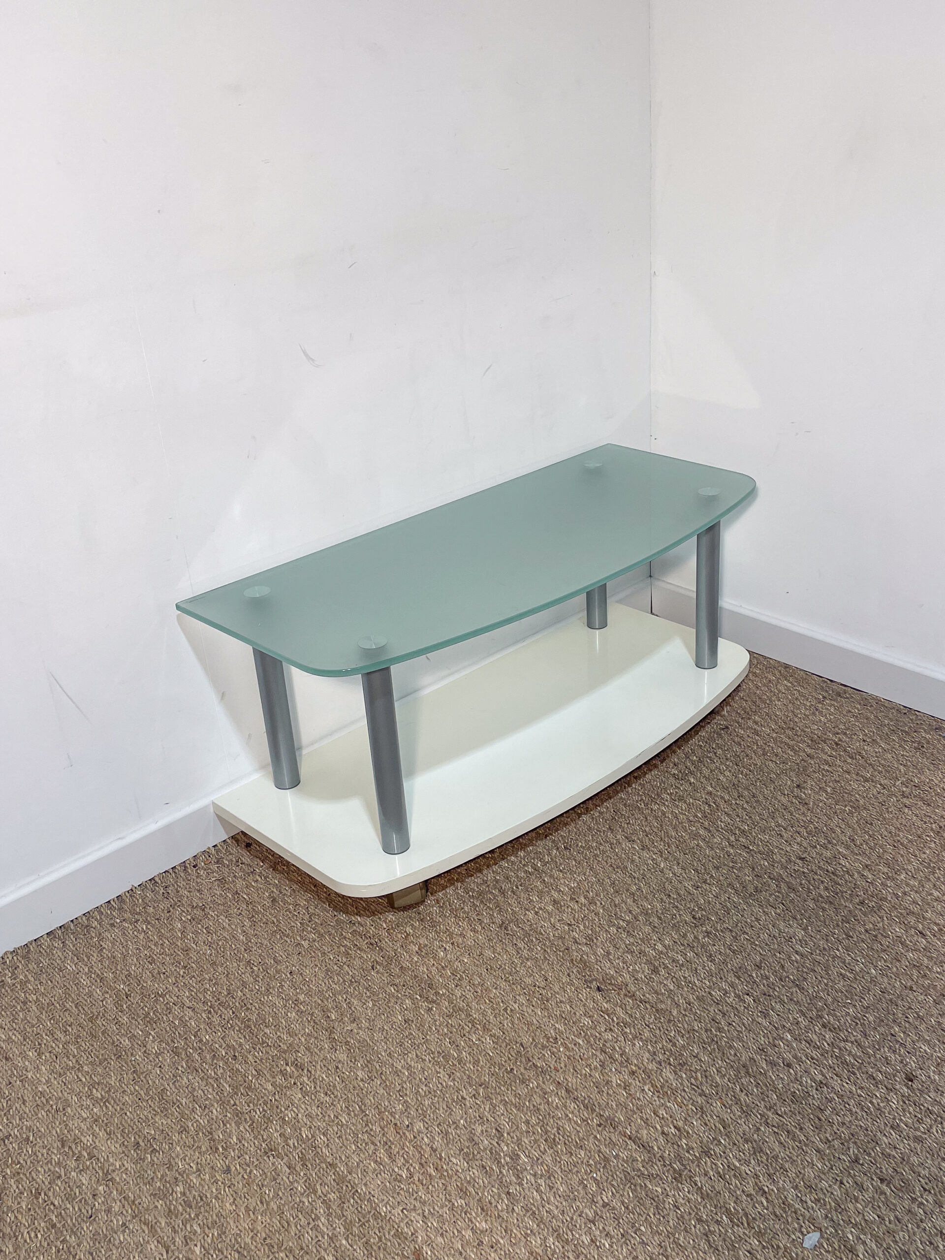 Meuble bas en verre trempé à roulettes