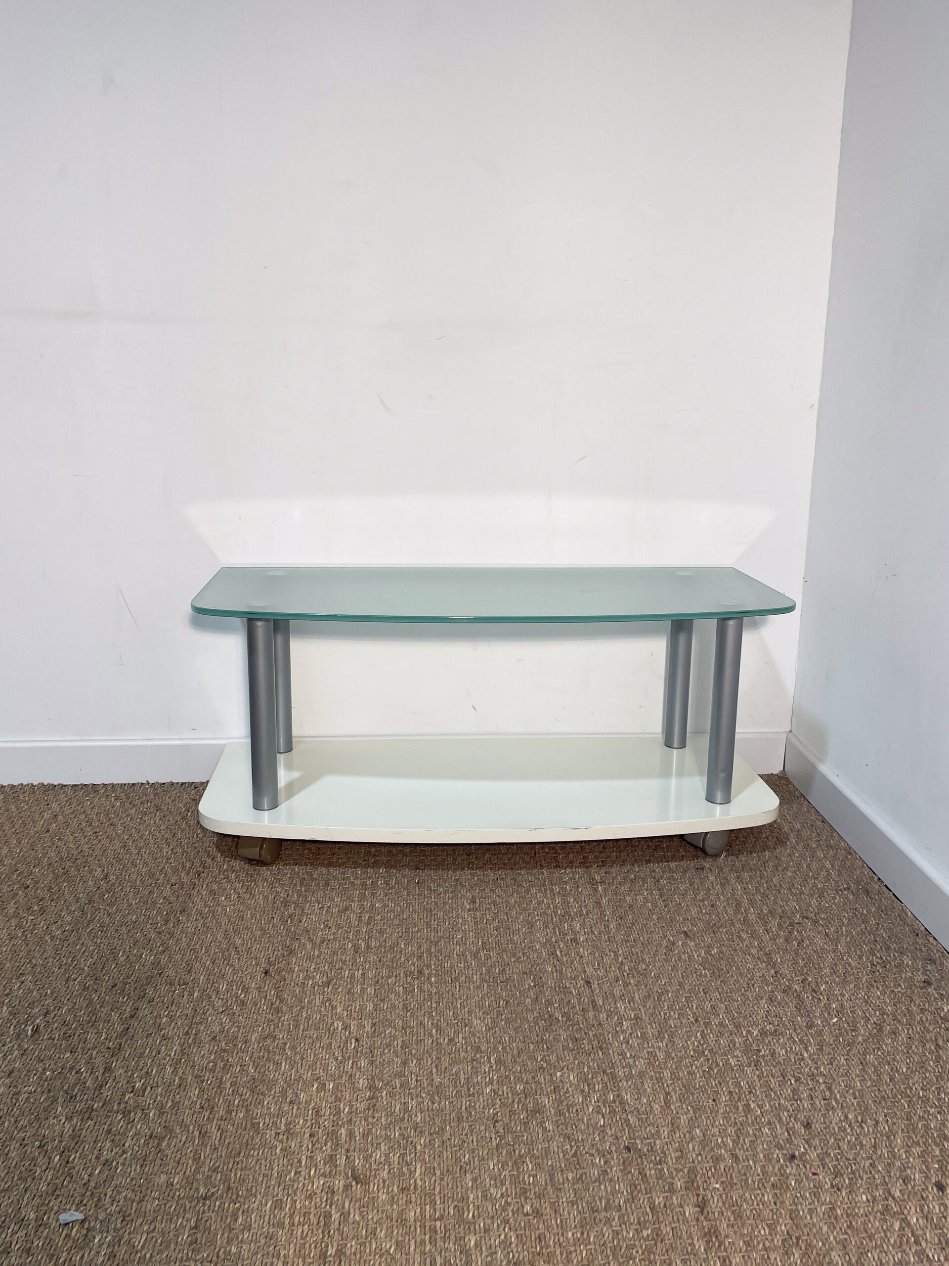 Meuble bas en verre trempé à roulettes – Image 2