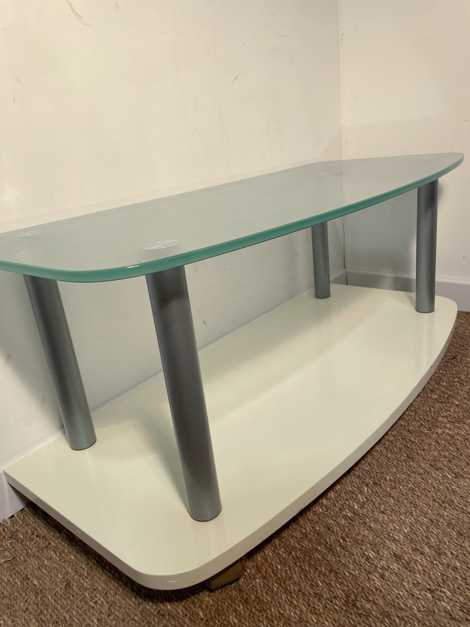 Meuble bas en verre trempé à roulettes – Image 4
