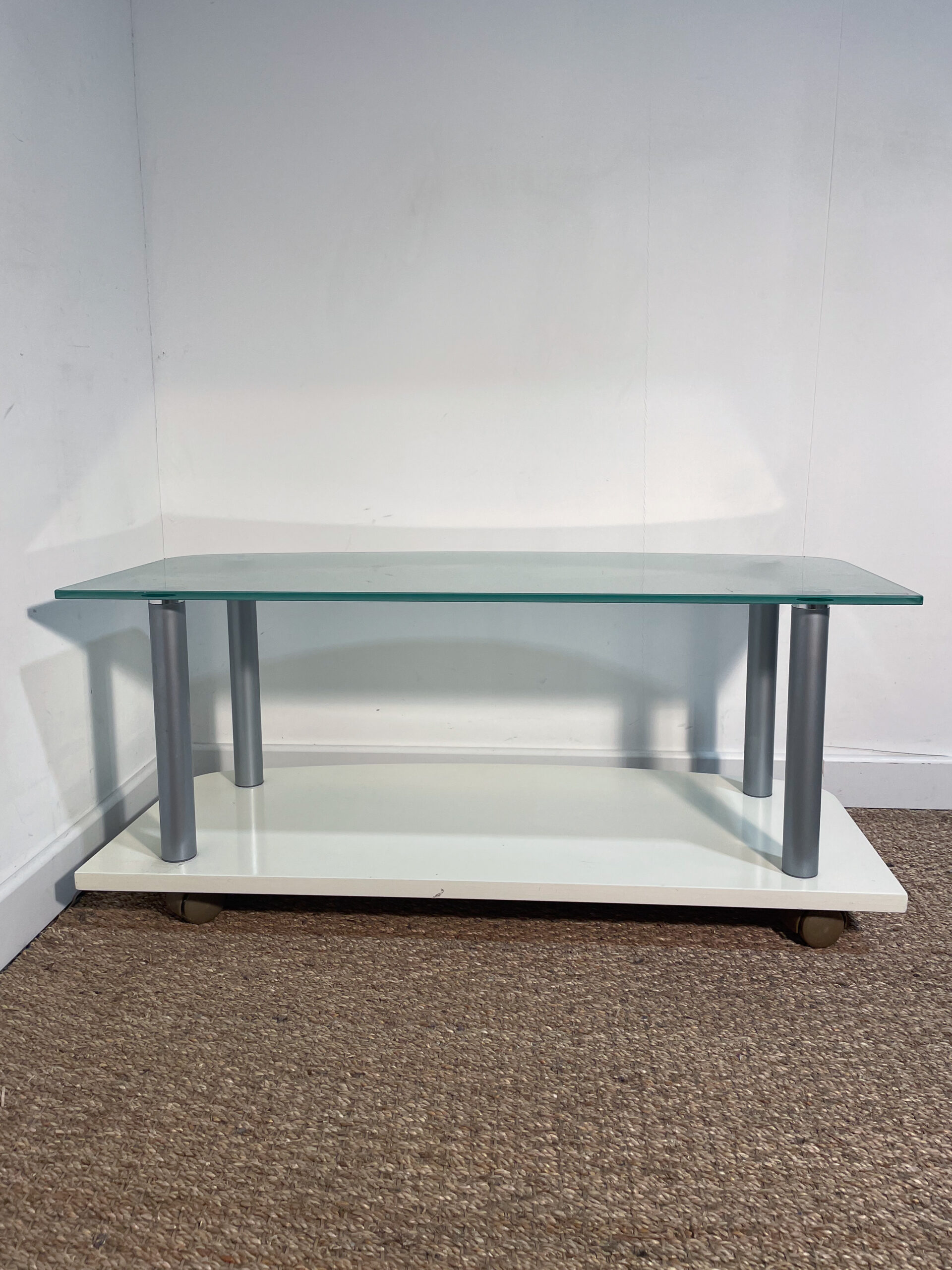Meuble bas en verre trempé à roulettes – Image 5