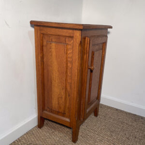 Petit meuble en bois à porte