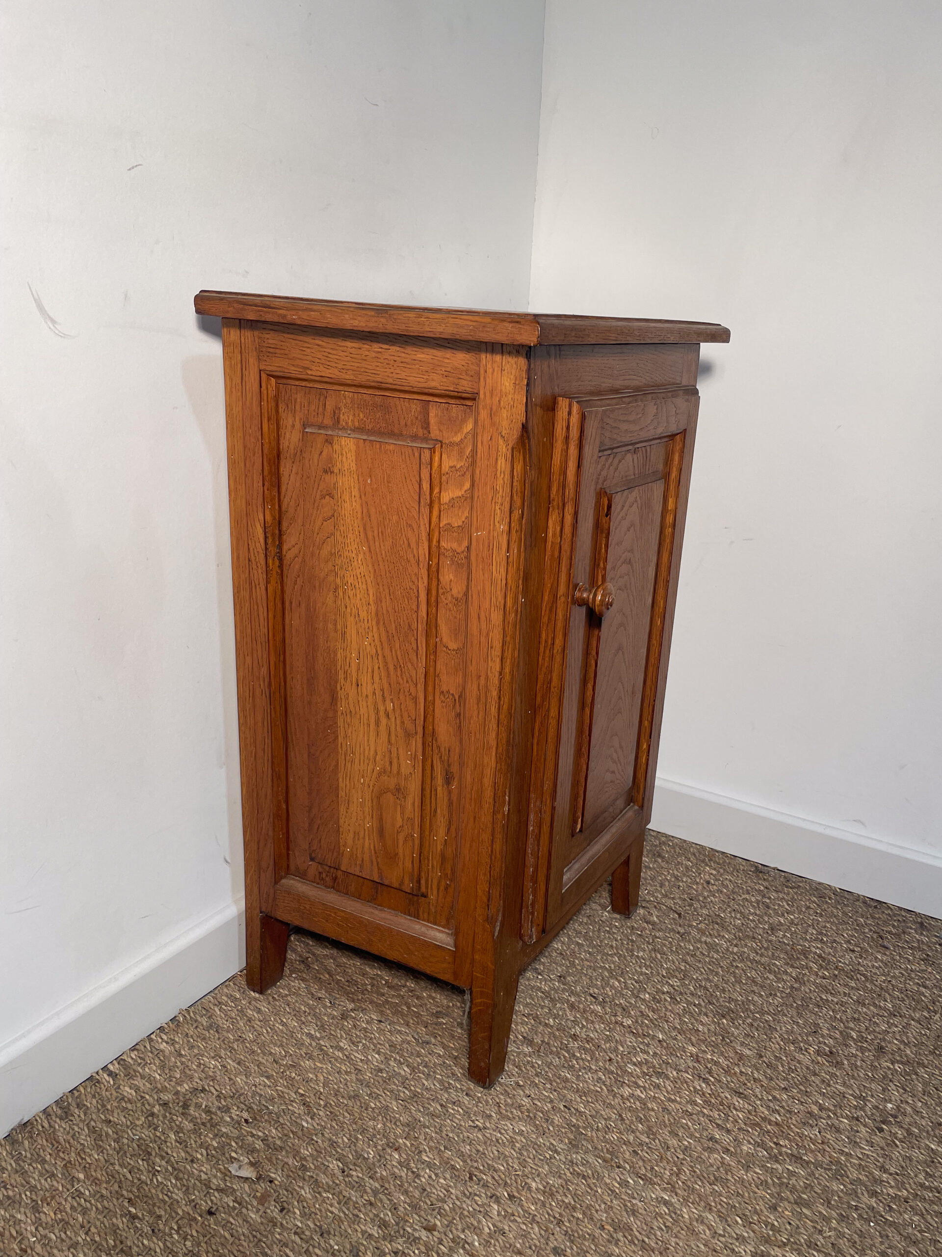 Petit meuble en bois à porte