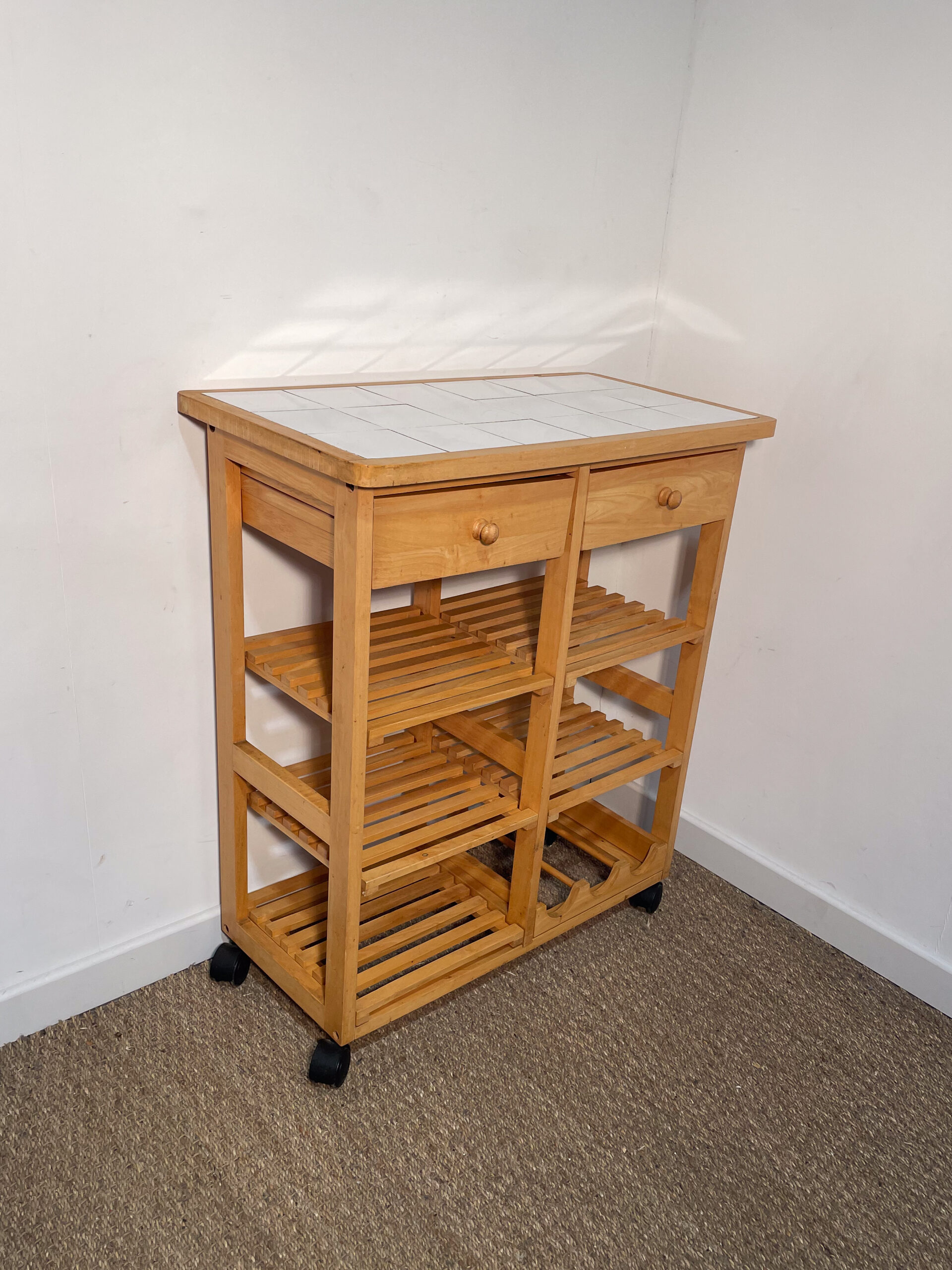 Desserte en bois et carrelage