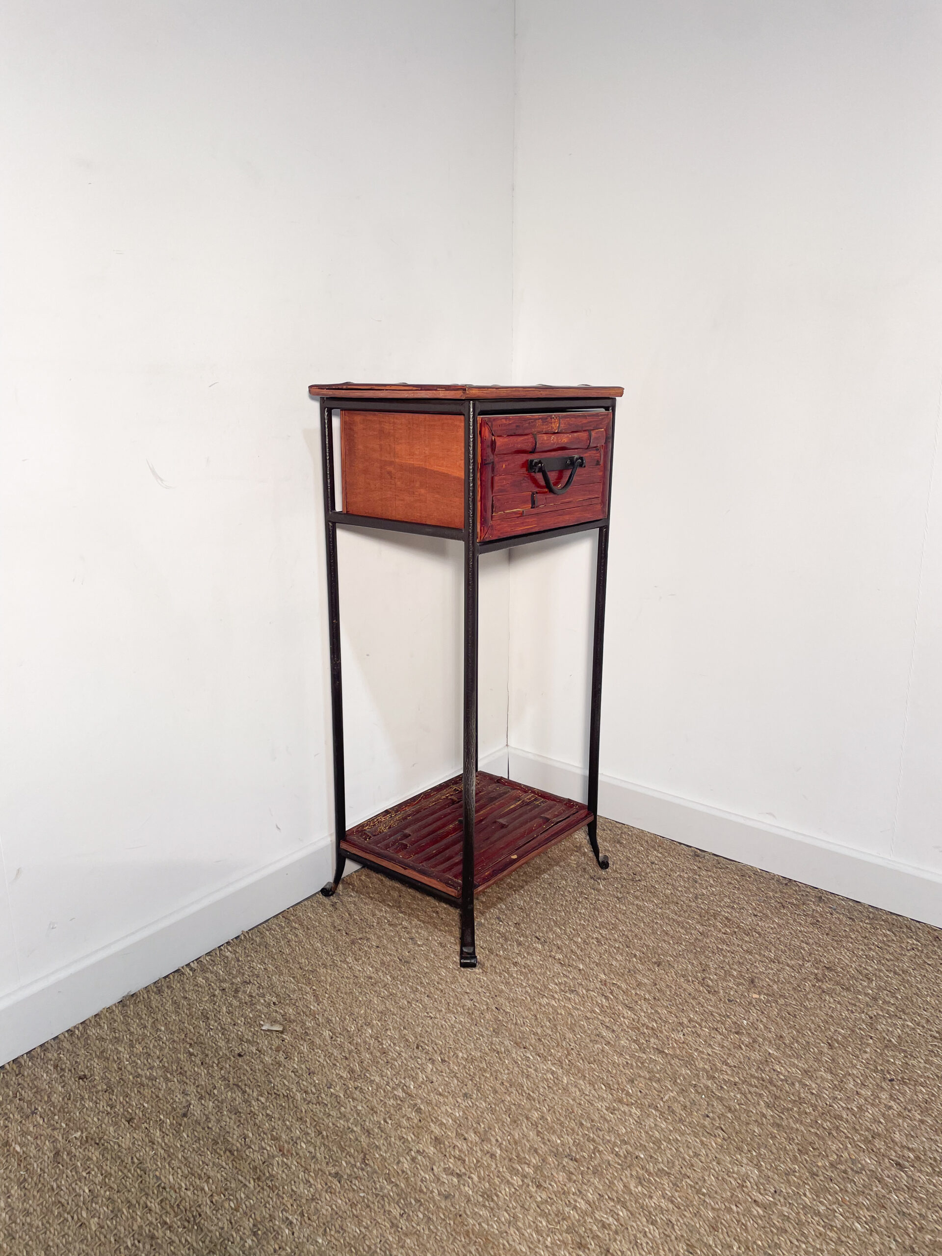 Petit meuble à tiroir en fer forgé et bambou