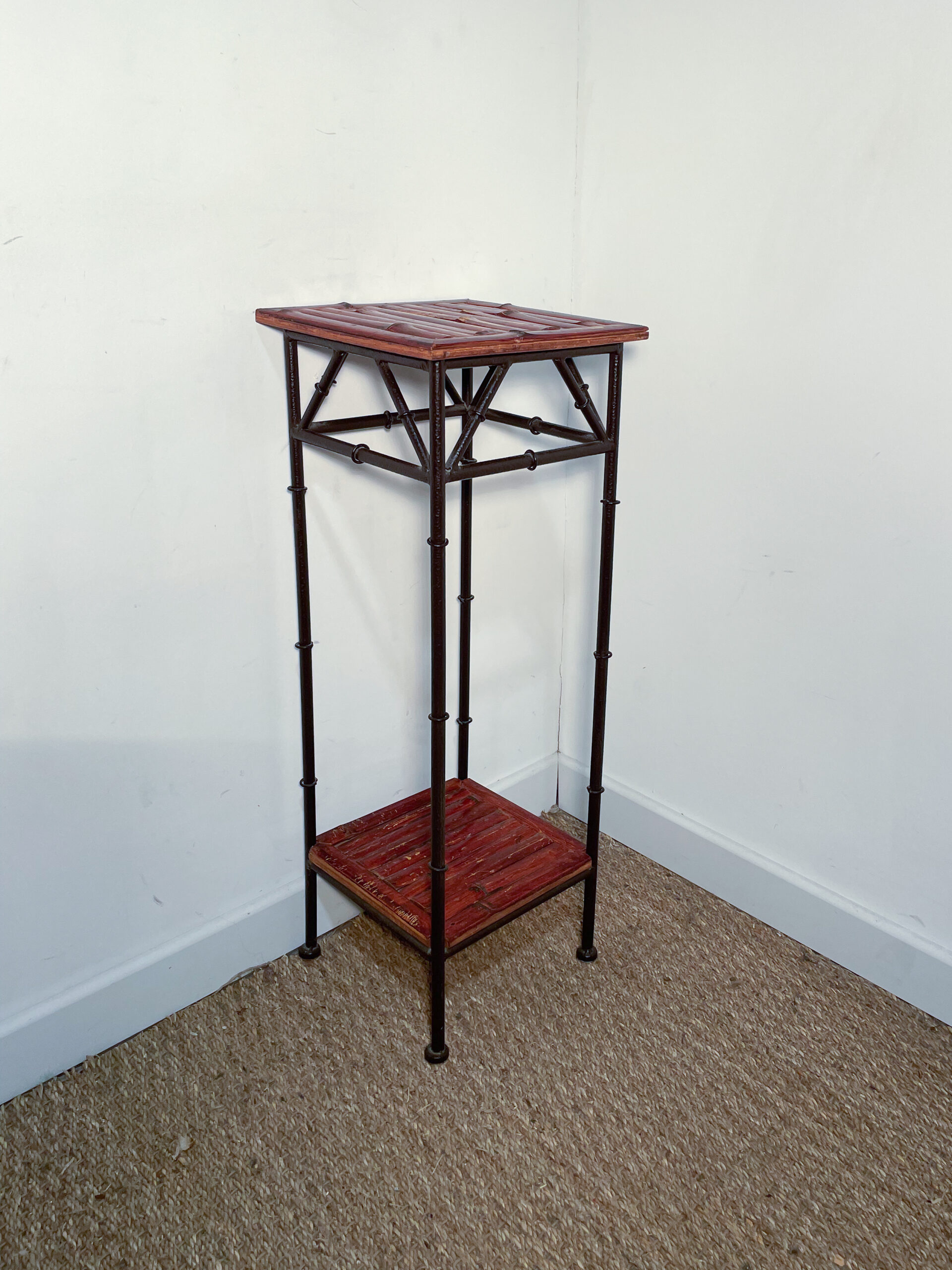 Petit meuble carré / meuble à plante