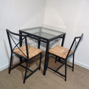 Table carrée en métal noir et verre